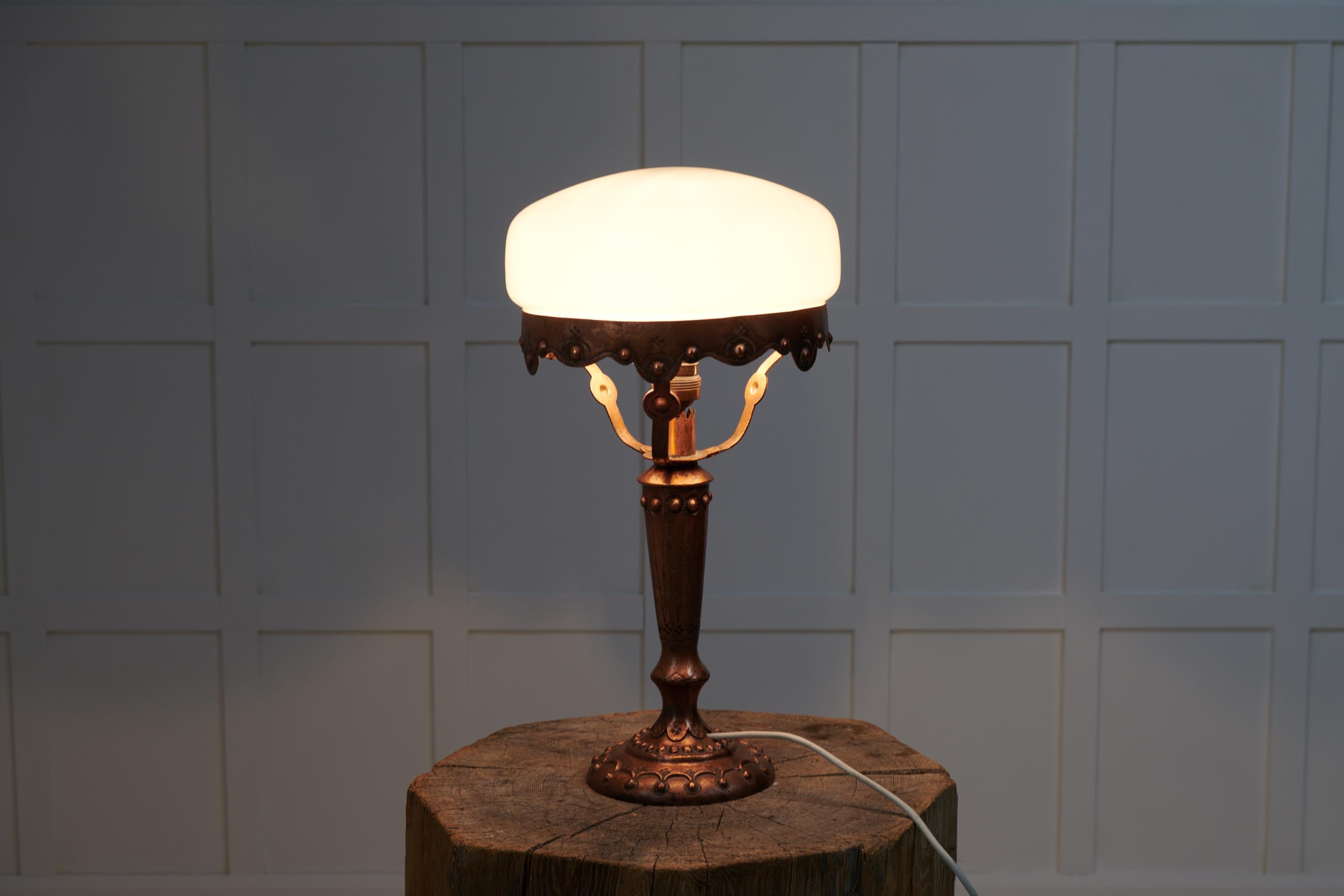 Art nouveau Lampe de bureau suédoise Art Nouveau en laiton et verre opalin  en vente