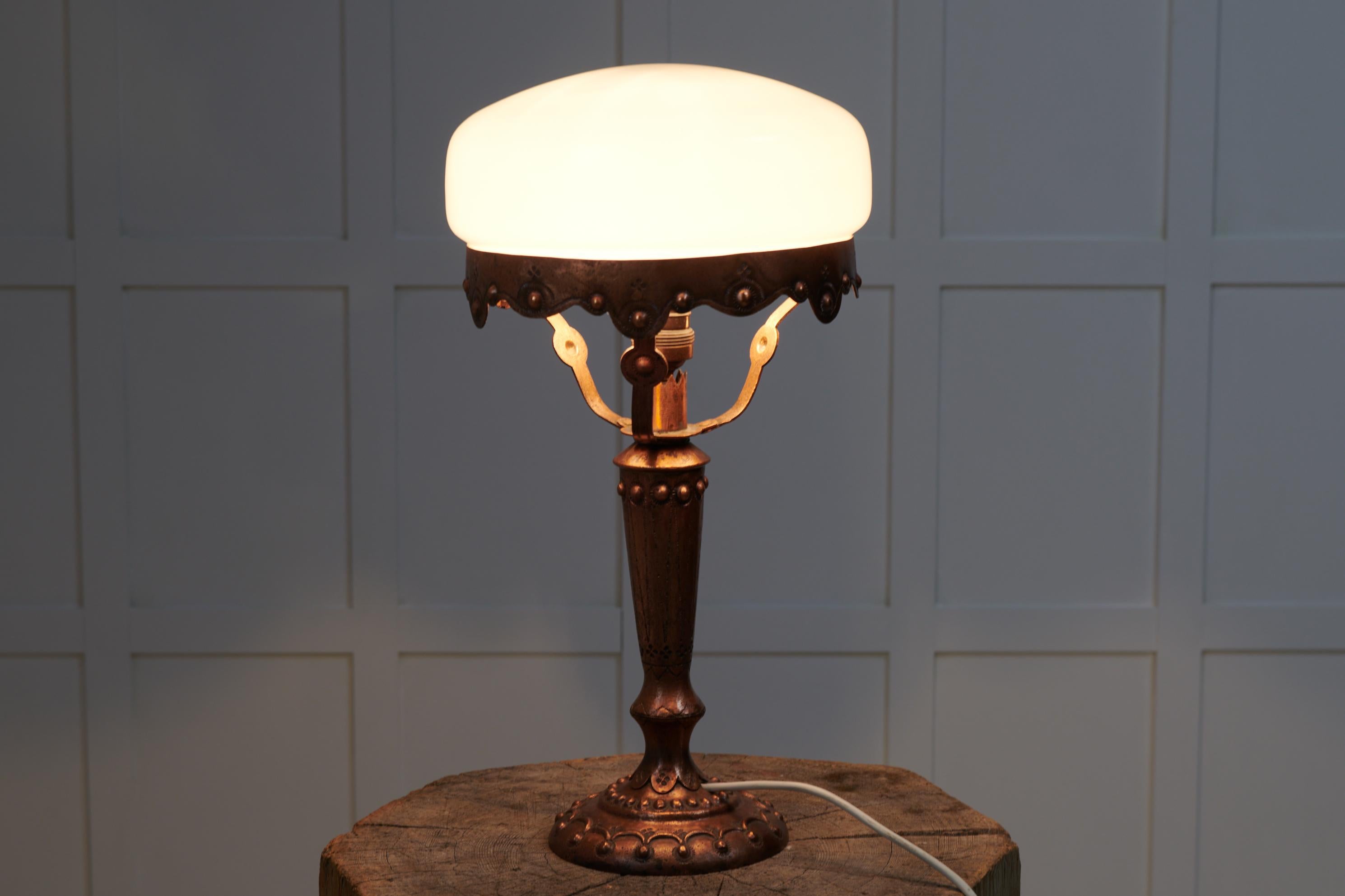 Suédois Lampe de bureau suédoise Art Nouveau en laiton et verre opalin  en vente