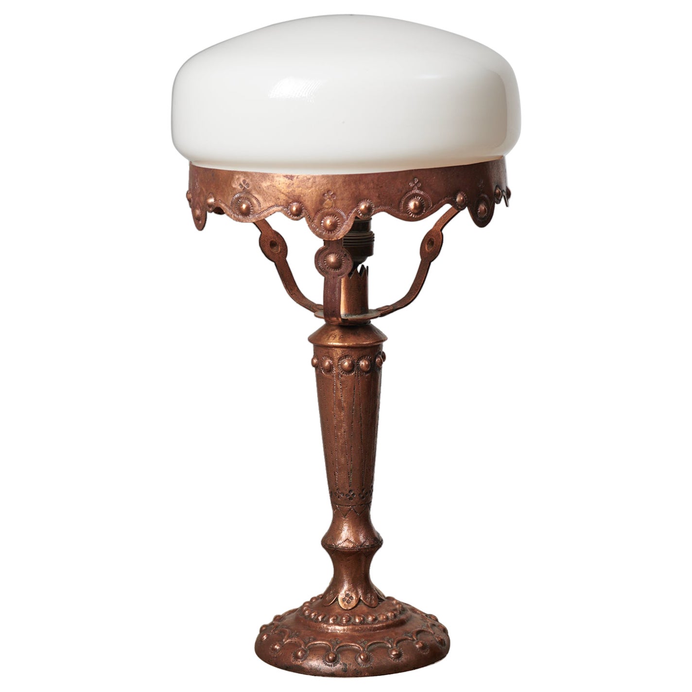 Lampada da tavolo in ottone e vetro opalino in stile Art Nouveau svedese in vendita