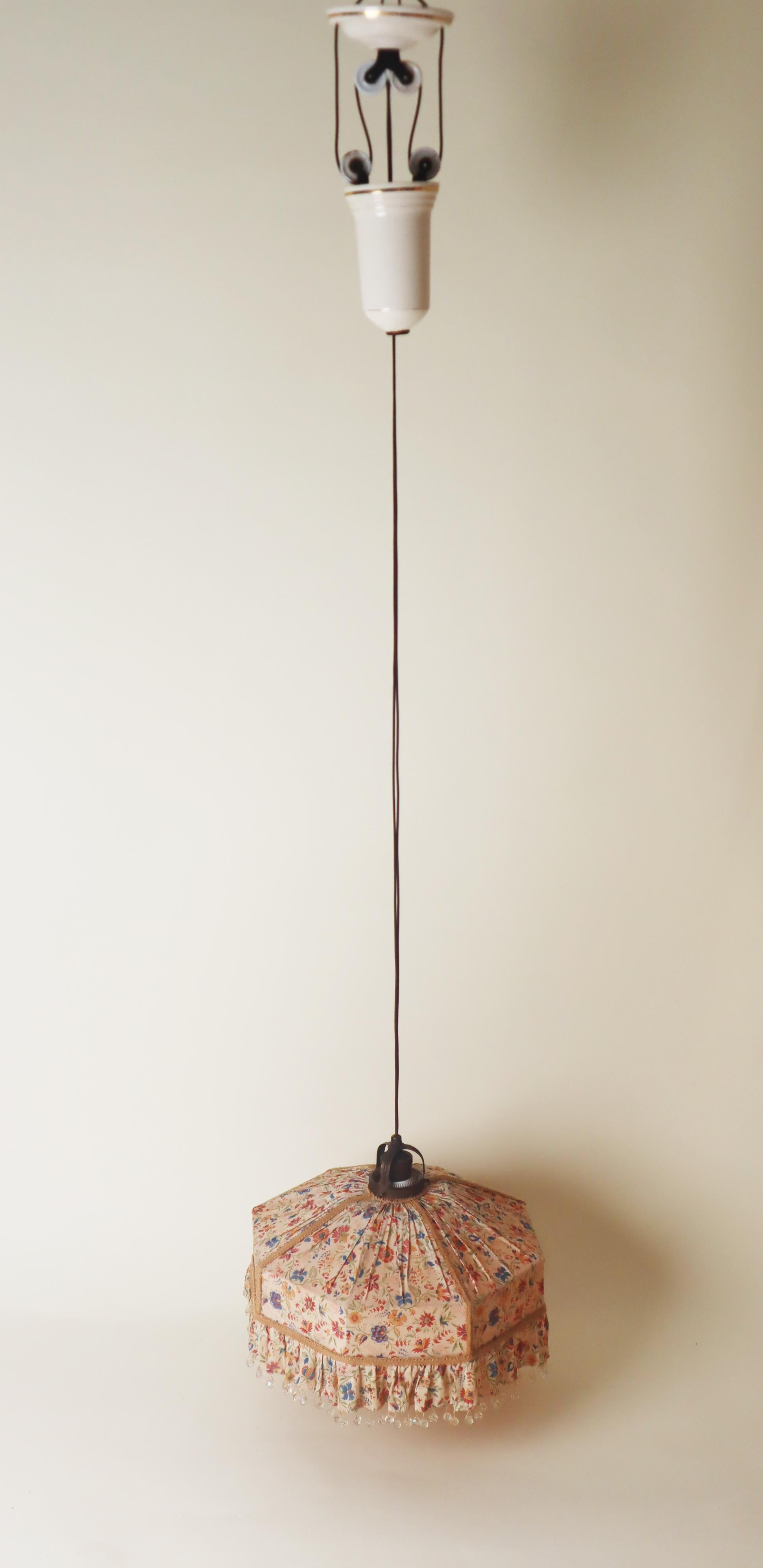 This lovely Swedish counterweight lamp is a real gem! It's in such great condition for its age. The design and especially the floral fabric are strongly reminiscent of the Austrian designer Josef Frank, who designed magnificent interior items in