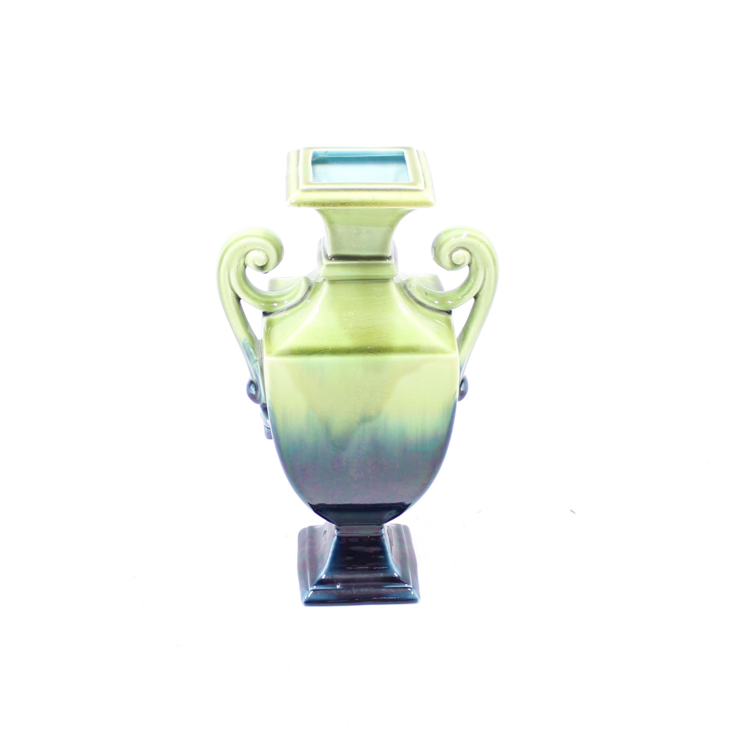 Grand vase / urne en creamware fabriqué par le géant suédois de la porcelaine Rörstrand au début du 20e siècle. Il présente une glaçure verte/bleue qui s'estompe d'une teinte foncée à une teinte claire. Intérieur avec glaçure turquoise. Très bon