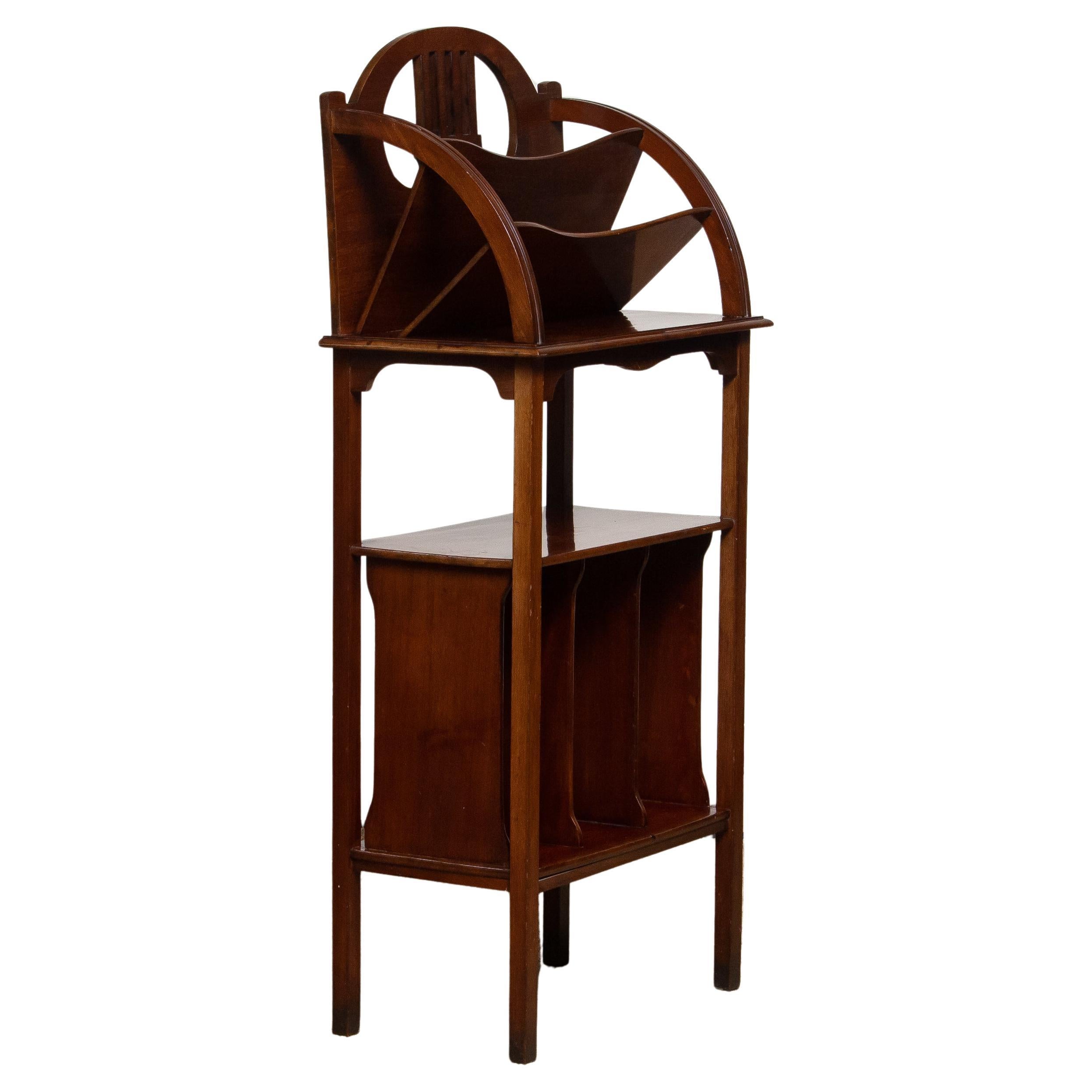 Único y original revistero alto de estilo Art Nouveau / Decó de la década de 1910 fabricado en Suecia. También es perfecto para tarjetas de menú.
Completamente de caoba (no se ha utilizado madera contrachapada) y en buen estado en general, ¡es una