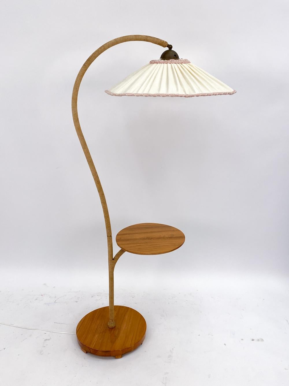Lampada da terra svedese Art Nouveau a collo d'oca in noce con tavolo in vendita 3