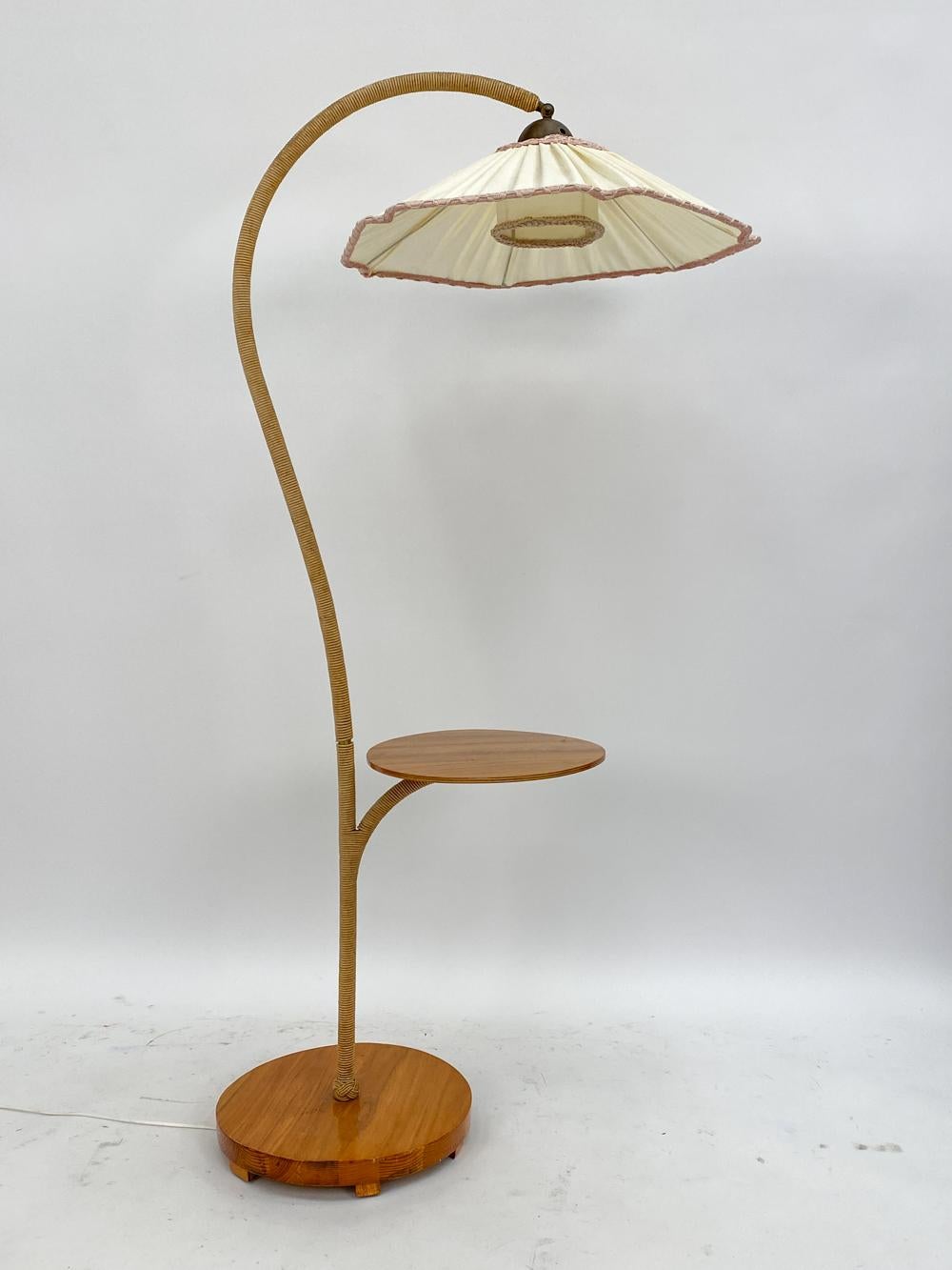 Lampada da terra svedese Art Nouveau a collo d'oca in noce con tavolo in vendita 4