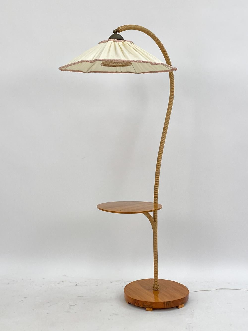 Questa elegante lampada da terra svedese è un pezzo di storia del design, essendo stata realizzata in stile Art Nouveau negli anni Quaranta. Il suo 