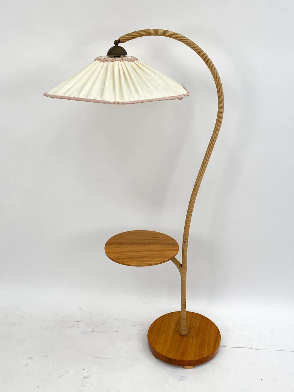 Art Déco Lampada da terra svedese Art Nouveau a collo d'oca in noce con tavolo in vendita