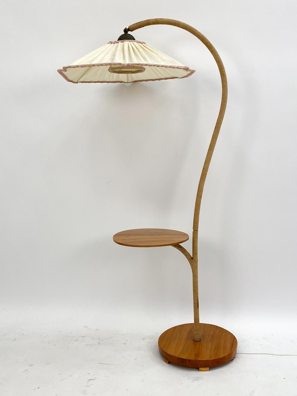 Svedese Lampada da terra svedese Art Nouveau a collo d'oca in noce con tavolo in vendita
