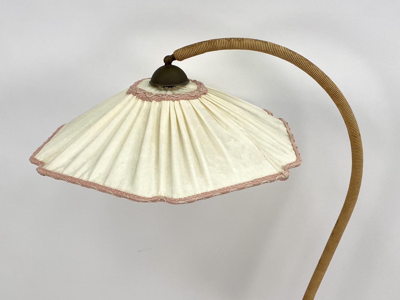 Lampada da terra svedese Art Nouveau a collo d'oca in noce con tavolo In condizioni buone in vendita a Norwalk, CT
