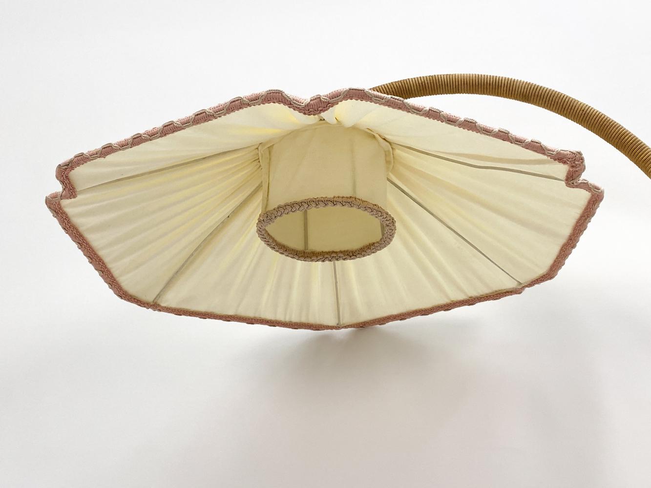 Metà XX secolo Lampada da terra svedese Art Nouveau a collo d'oca in noce con tavolo in vendita