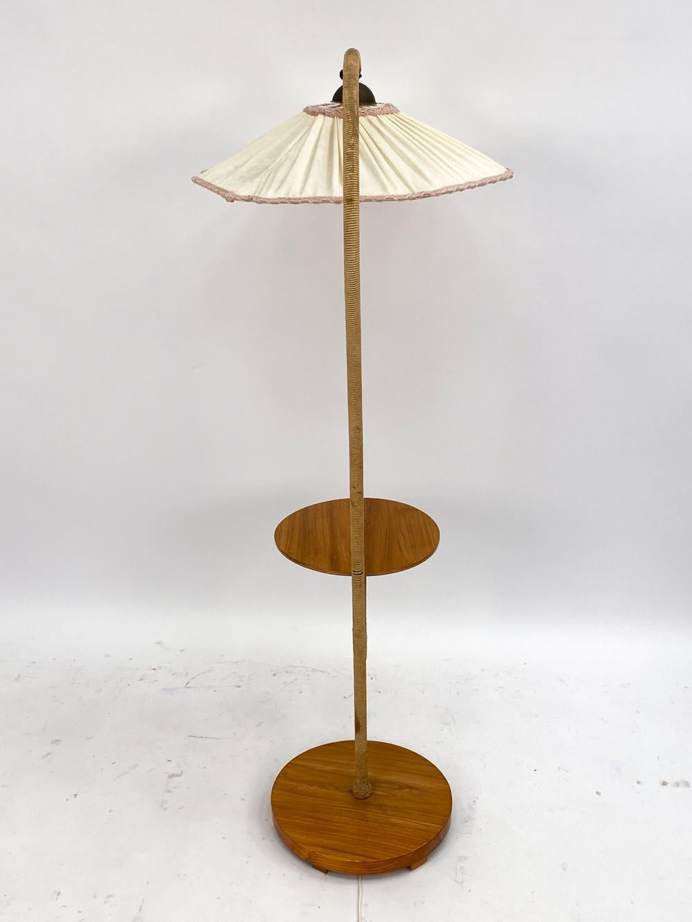 Lampada da terra svedese Art Nouveau a collo d'oca in noce con tavolo in vendita 2