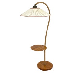 Schwedische Jugendstil-Stehlampe aus Nussbaumholz mit Schwanenhalsausschnitt und Tisch