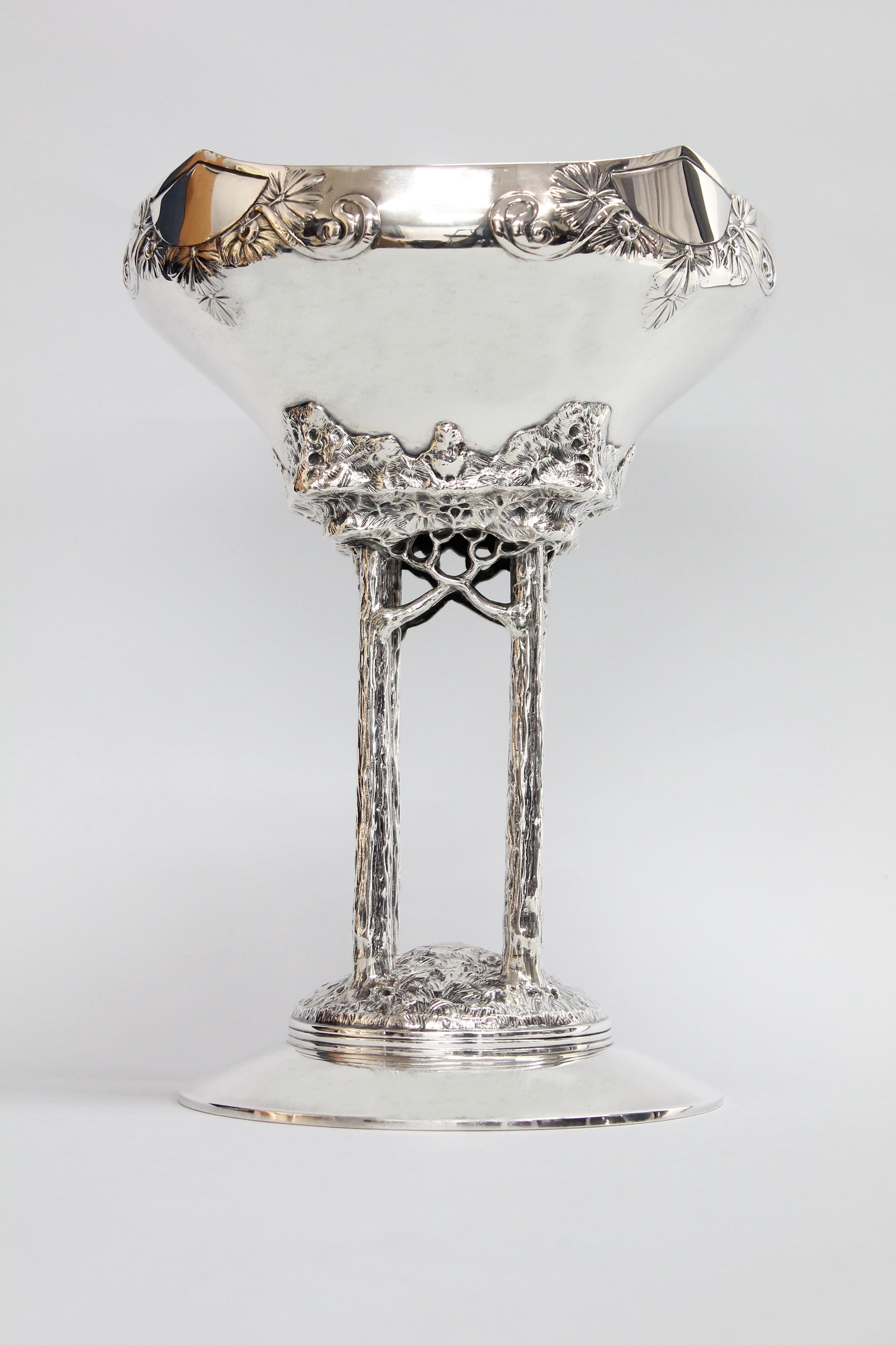 Fantastic silver centerpiece by famous Swedish Art Nouveau silversmith E O Möller.

Weighing 1814 grams (64oz).
 