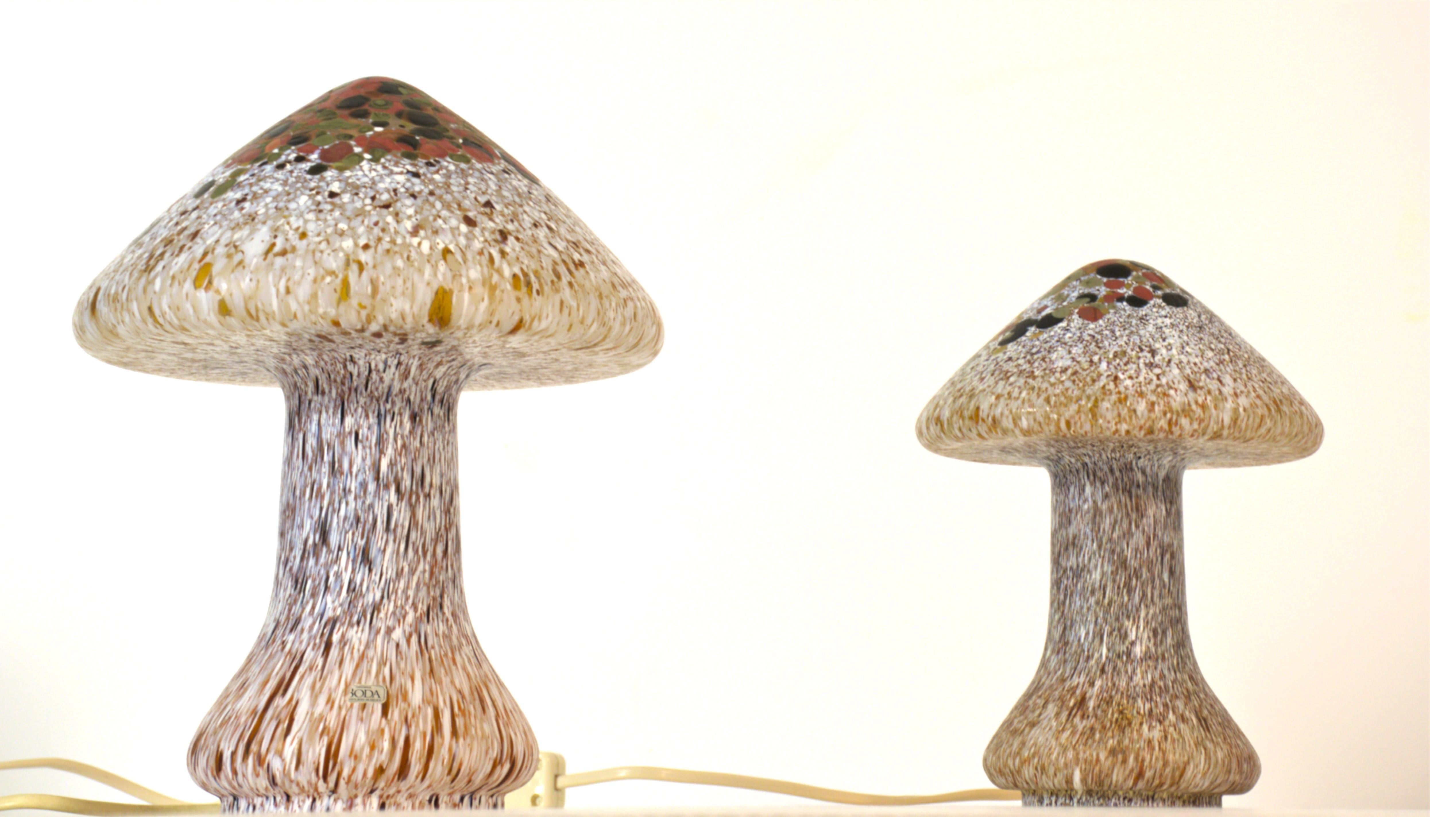 Schwedische Kunstglas-Tischlampen in Pilzform von Monica Backström für Kosta Boda, 1970er Jahre, 2er-Set.

Zwei unterschiedlich große Kosta Boda Tischlampen mit Pilzkopf. Die Lampen sind in tollem Vintage-Zustand ohne jegliche Bemerkungen. Sie
