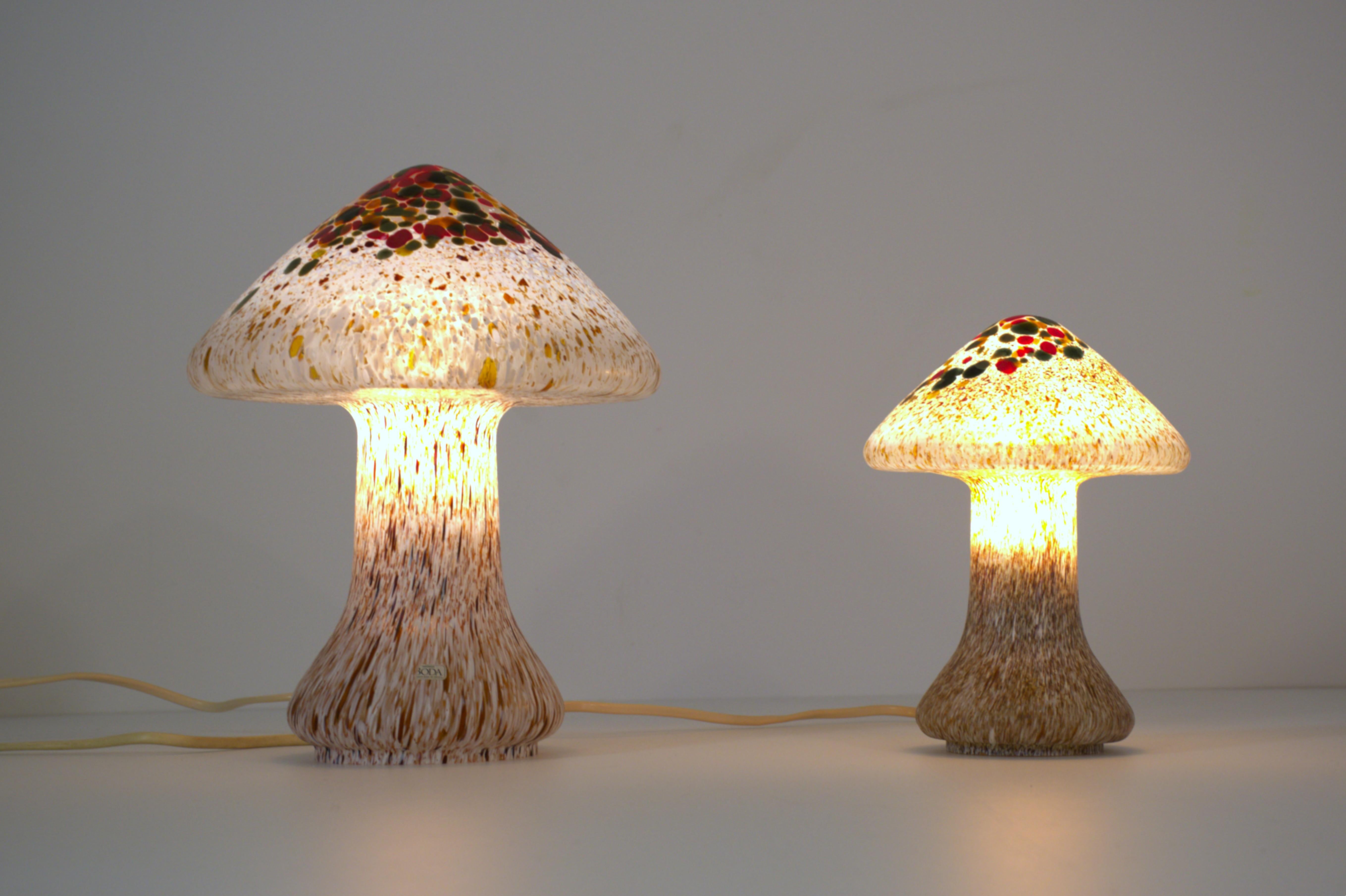 Schwedische Kunstglastischlampen in Pilzform von Monica Backström für Kosta Boda (Skandinavische Moderne) im Angebot