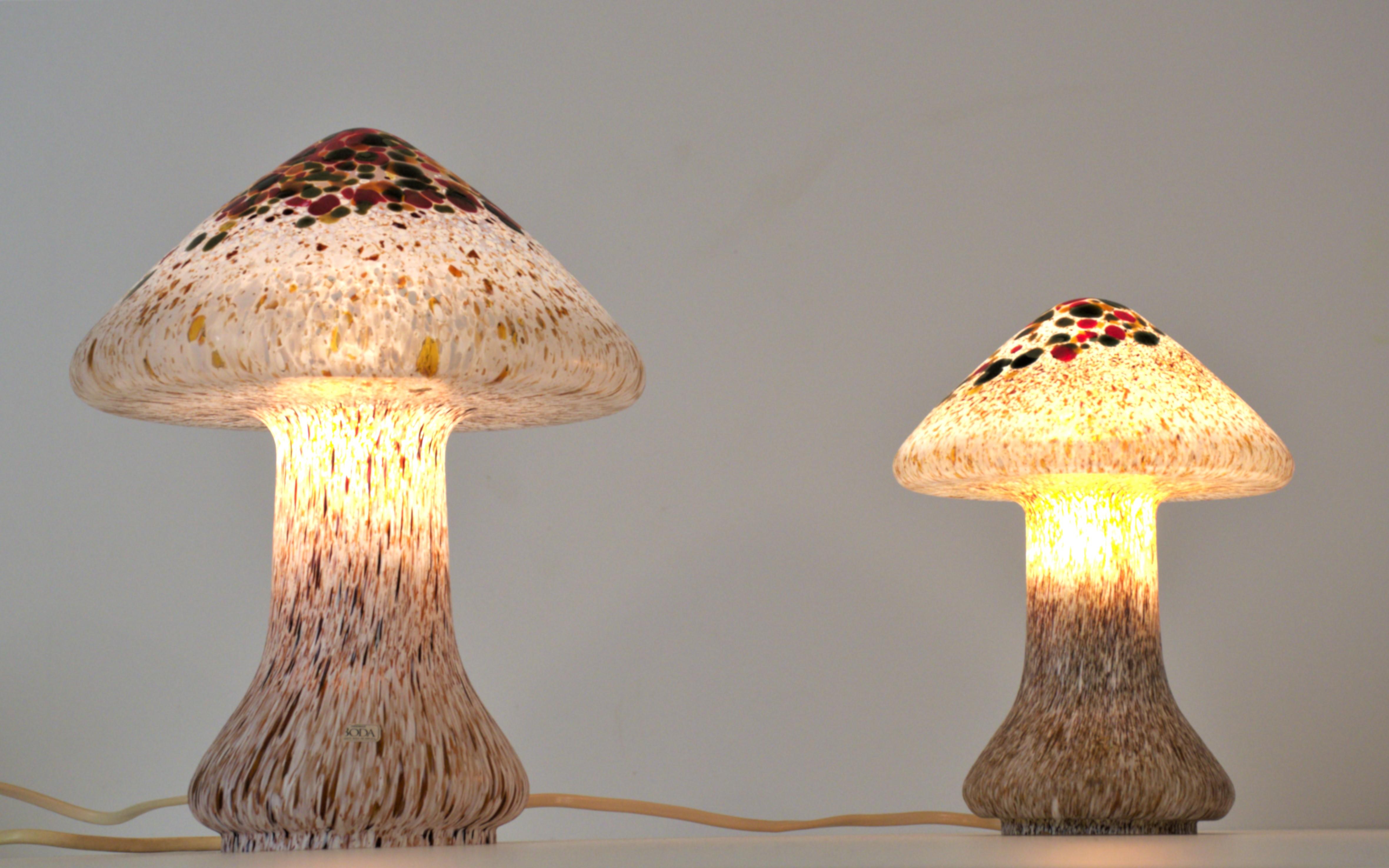 Schwedische Kunstglastischlampen in Pilzform von Monica Backström für Kosta Boda (Mitte des 20. Jahrhunderts) im Angebot