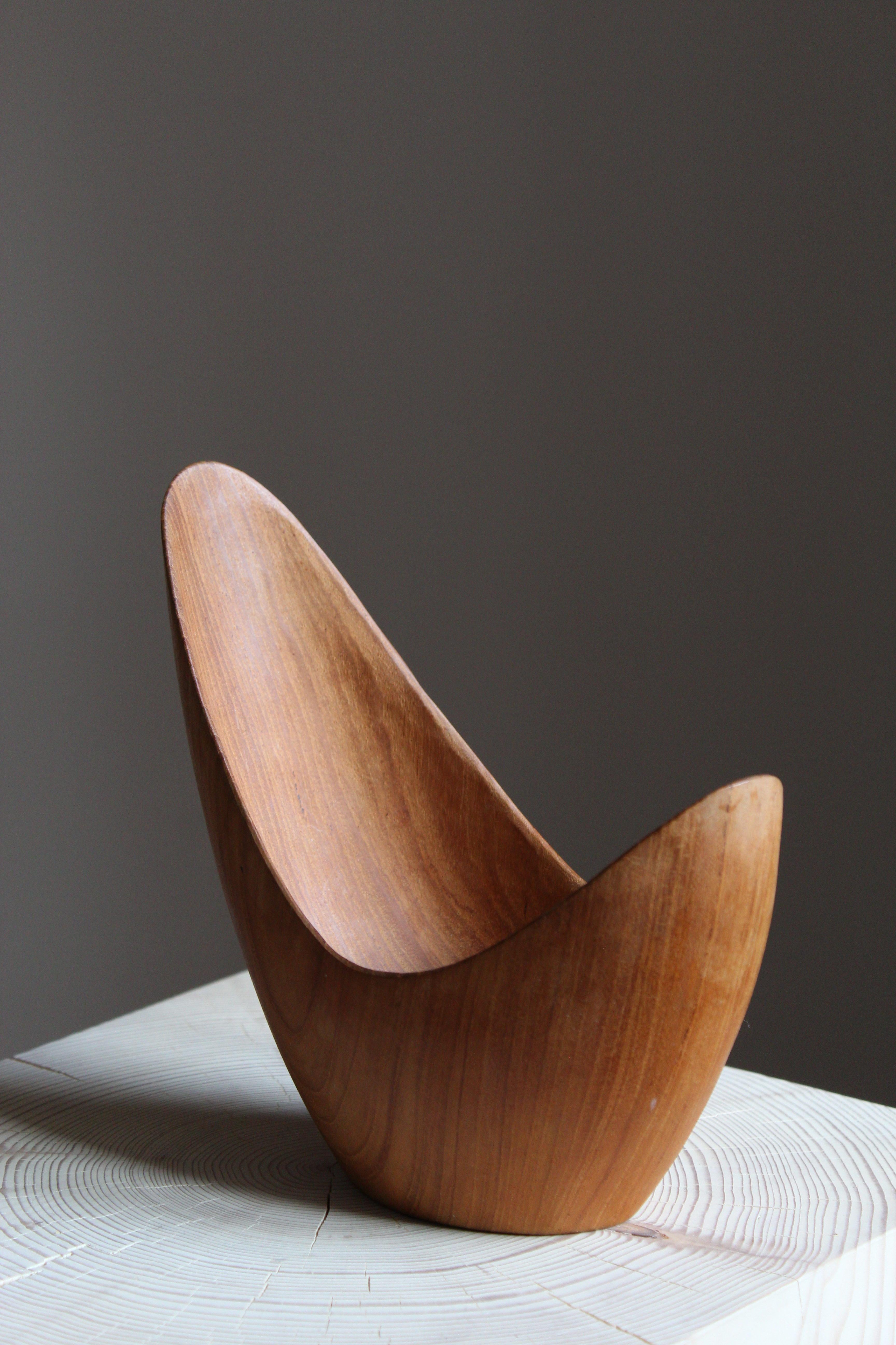 A sculptural organic studio bowl. In finely sculpted teak. Produced in Sweden, circa 1950s. Signed.

Other designers of the period include Finn Juhl, George Nakashima, Isamu Noguchi, Alexandre Noll.


 