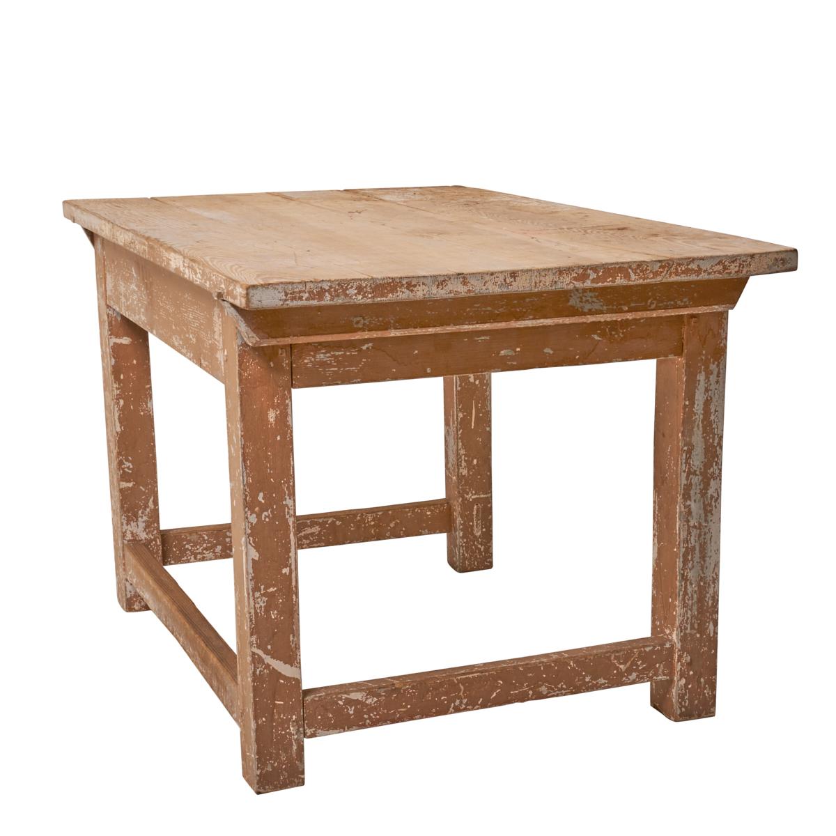 Découverte en France, cette table d'artiste suédoise du XVIIIe siècle est d'une beauté unique et humble, avec une merveilleuse patine apportée par des siècles d'utilisation. Cette pièce simple et utilitaire est parfaite pour une maison de campagne