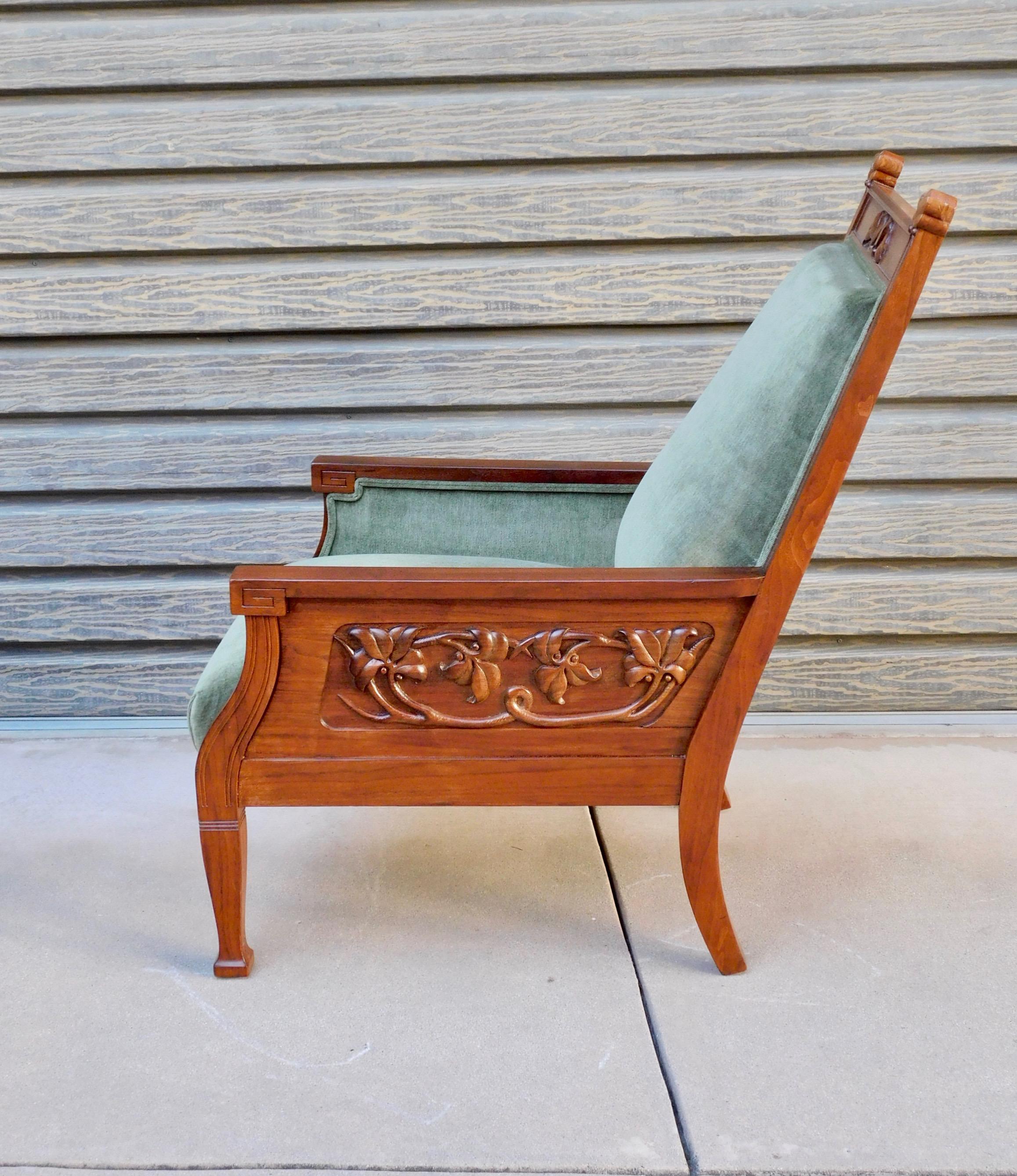 Swedish Arts & Crafts Paneled Chair with Carved Flora Motifs, circa 1900 im Zustand „Hervorragend“ im Angebot in Richmond, VA