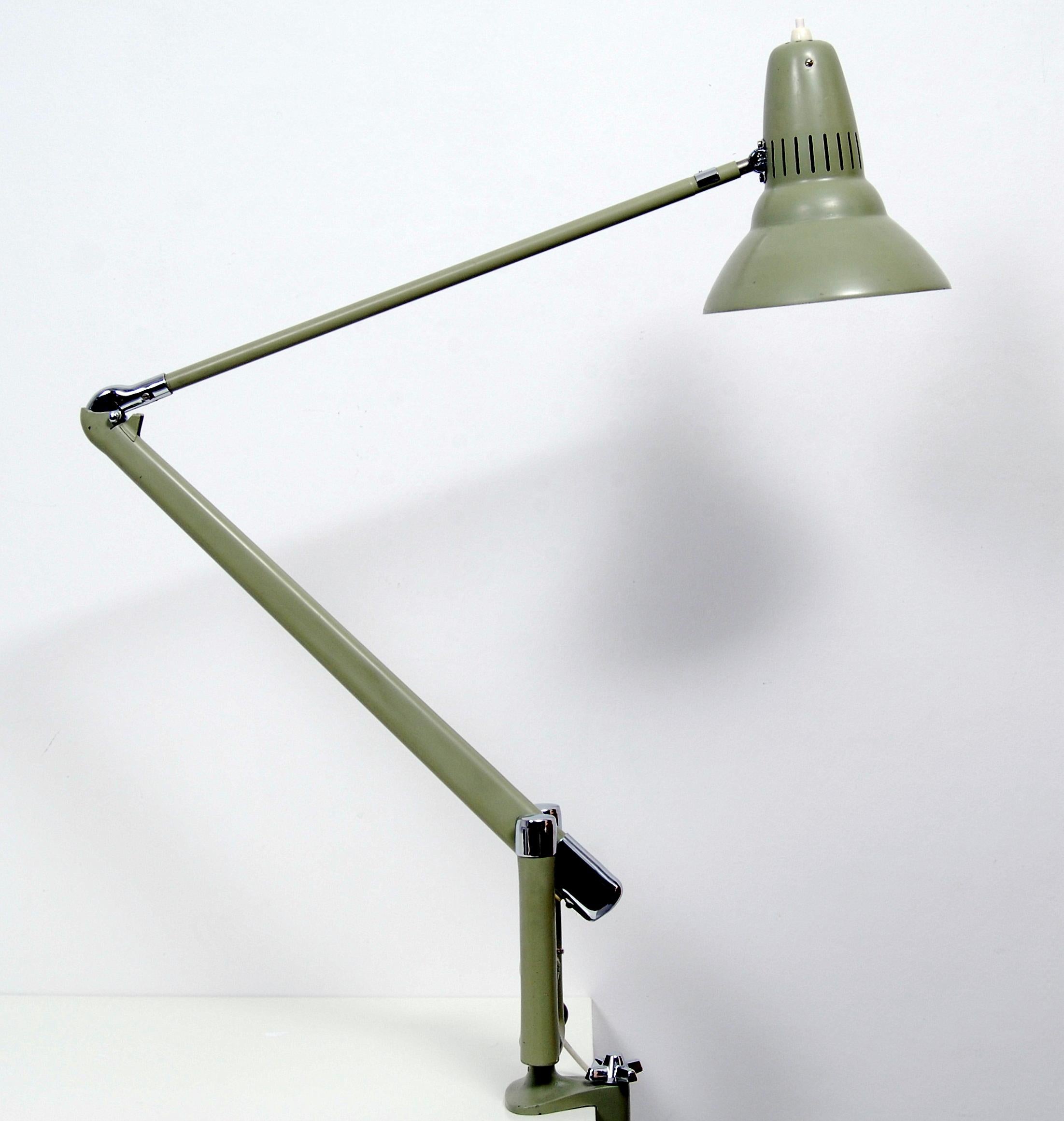 This desk lamp was manufactured by the Swedish company ASEA in the 1950s. It features a light olive green lacquered metal structure. Very good vintage condition with some smaller signs of use. Rewired.
 