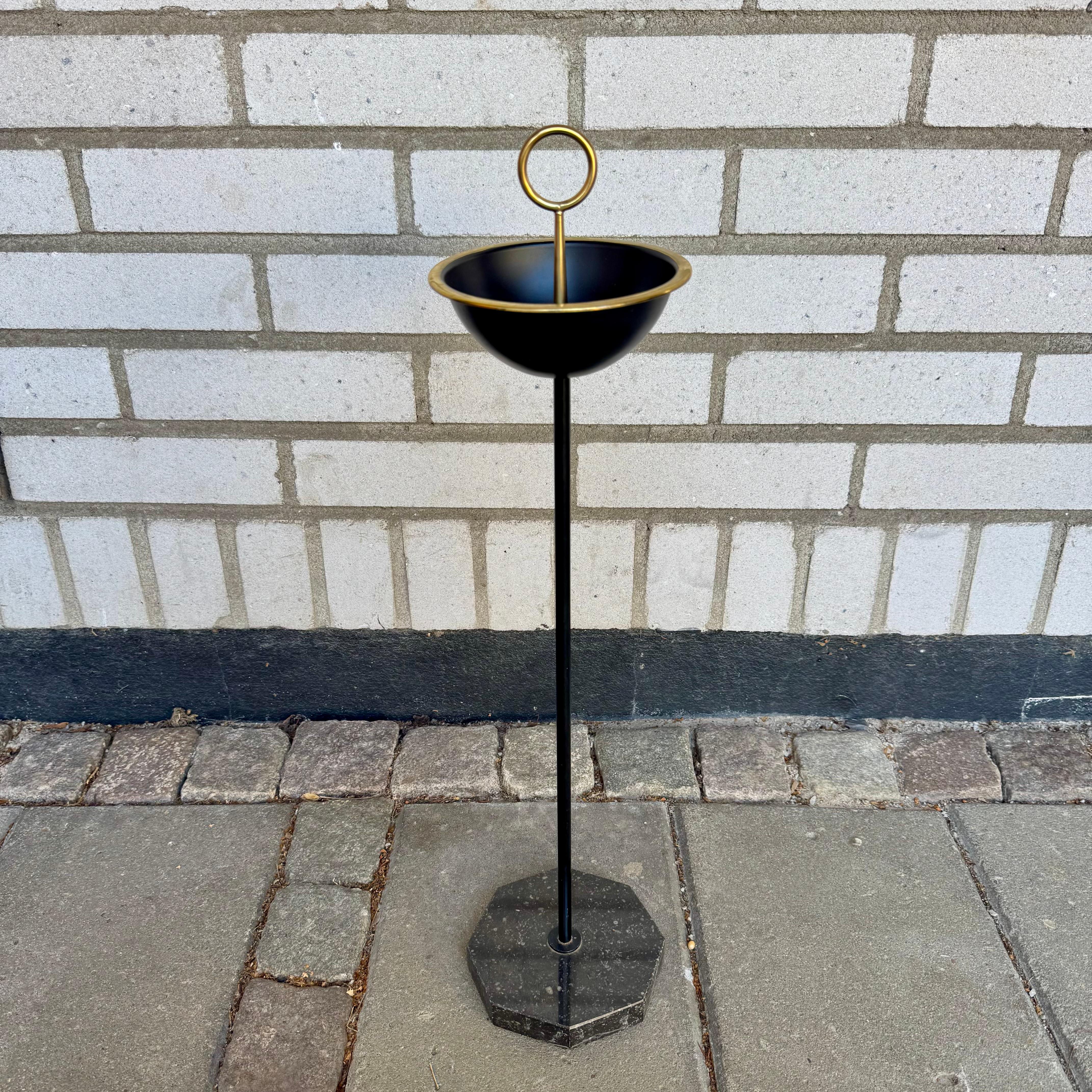 Rare ash tray designed by Gunnar Ander for Ystad Metall, Sweden, 1960s. Beautiful ash tray in brass and metal, typical for Gunnar Ander's designs. 

Condition: Original condition with signs of use and age.