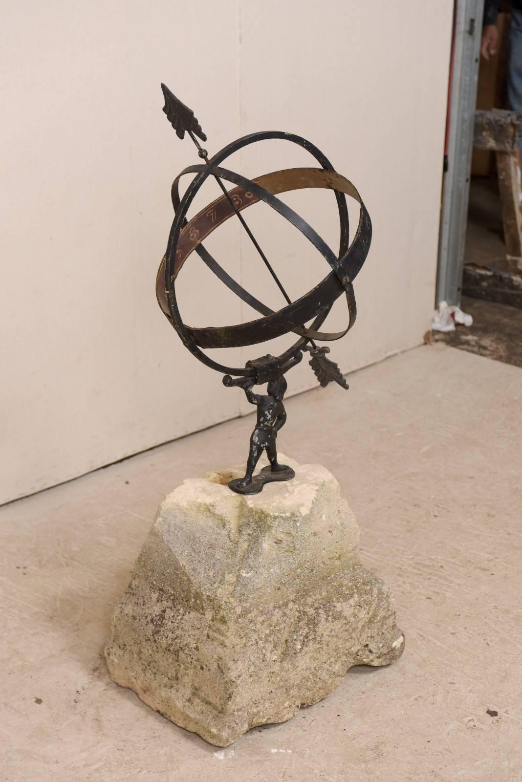 Suédois Monture Sundial suédoise Atlas Armillary sur socle en pierre ancienne sculptée à la main en vente