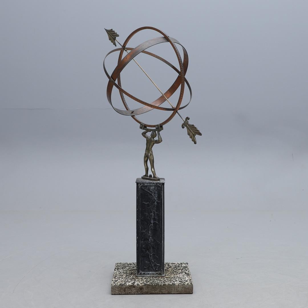 Un armillaire de jardin suédois sur une base métallique faite de métal et de plaque de ciment. Hauteur totale d'environ 132 cm. 