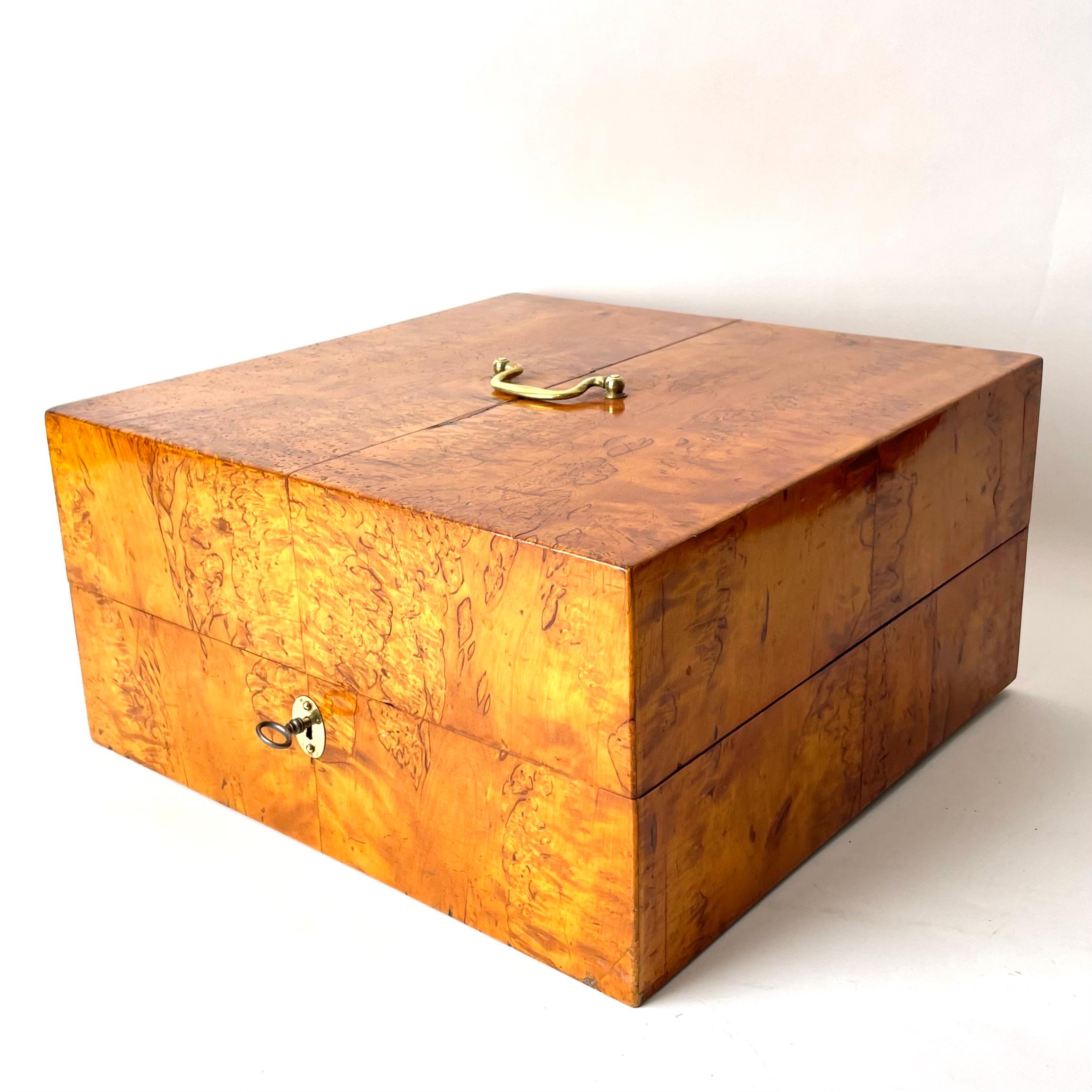 Schwedische Backgammom-Box aus gewellter karelischer Birke mit Spielsteinen, Swedish Empire  (Karl Johan) 1820/30er Jahre. Komplett mit zwei Würfeln aus Knochen und Spielfiguren für zwei Spieler.

Diese wunderschön gearbeitete Backgammon-Box ist aus