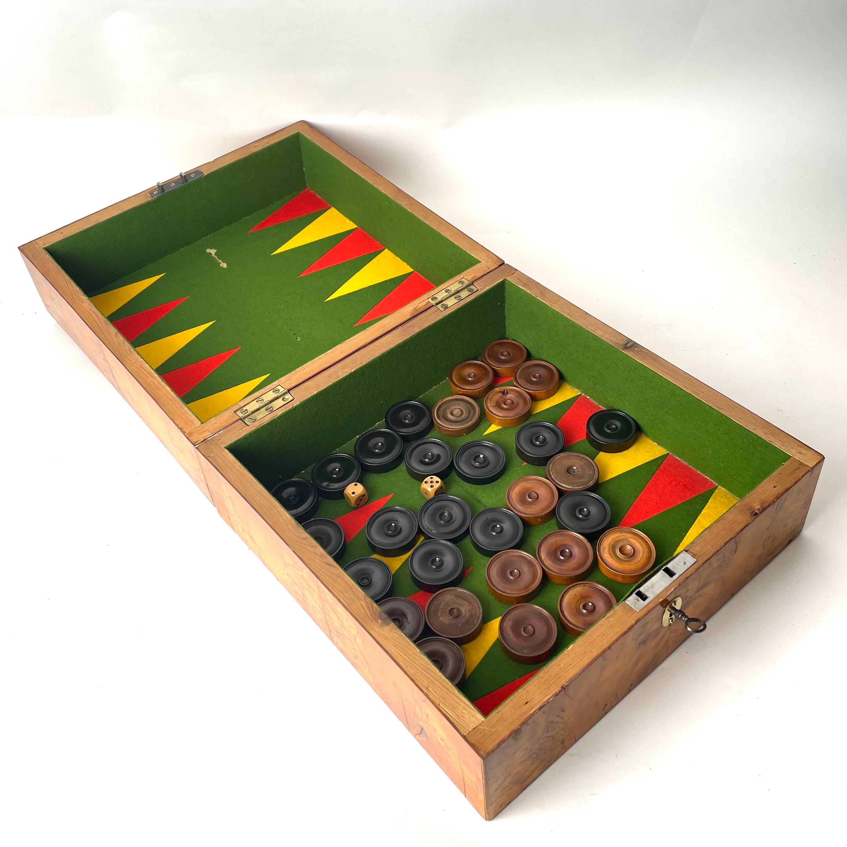Backgammon suédois en bouleau de Carélie frisé avec Pieces de jeu, Empire 1820/30s Bon état - En vente à Knivsta, SE