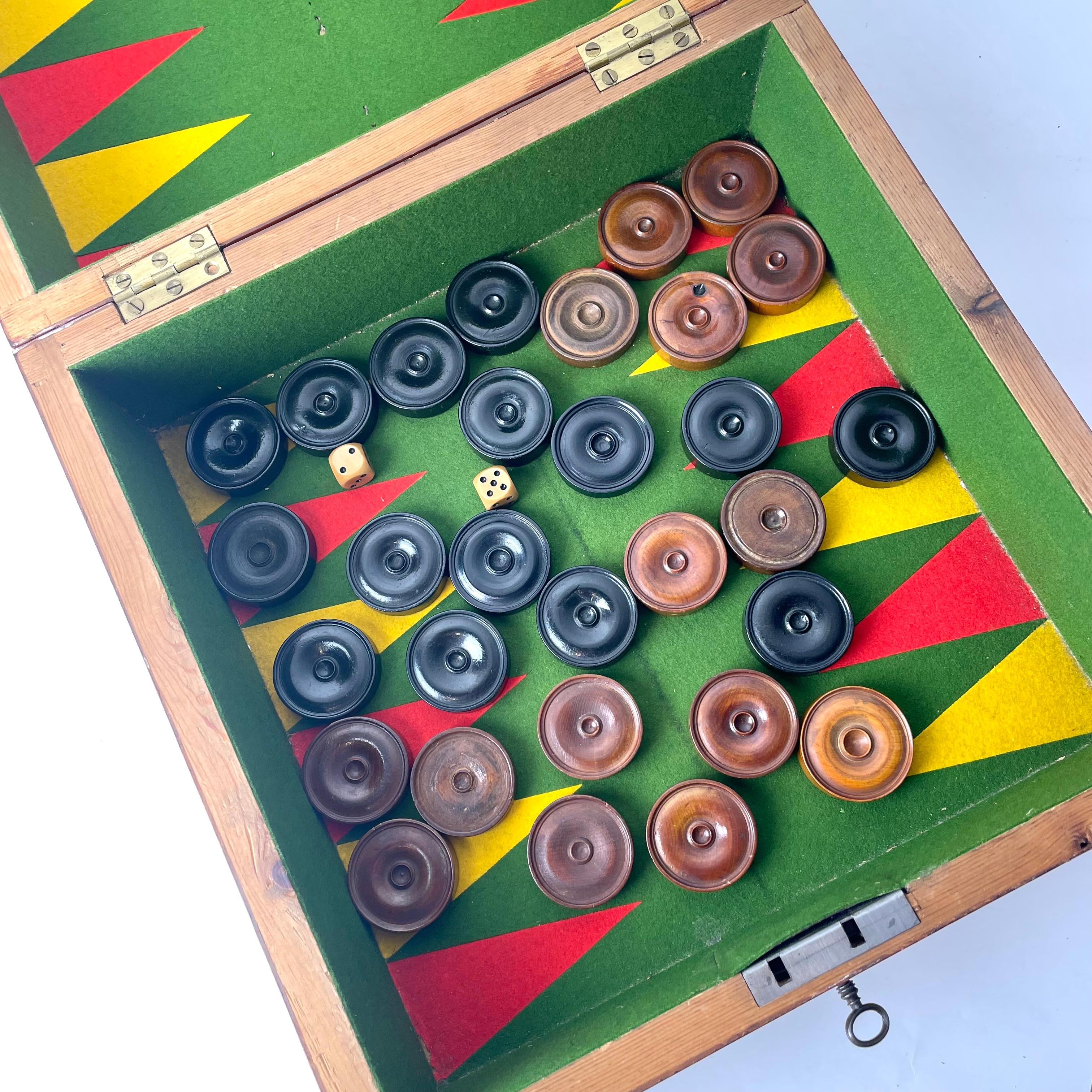 Backgammon suédois en bouleau de Carélie frisé avec Pieces de jeu, Empire 1820/30s en vente 2