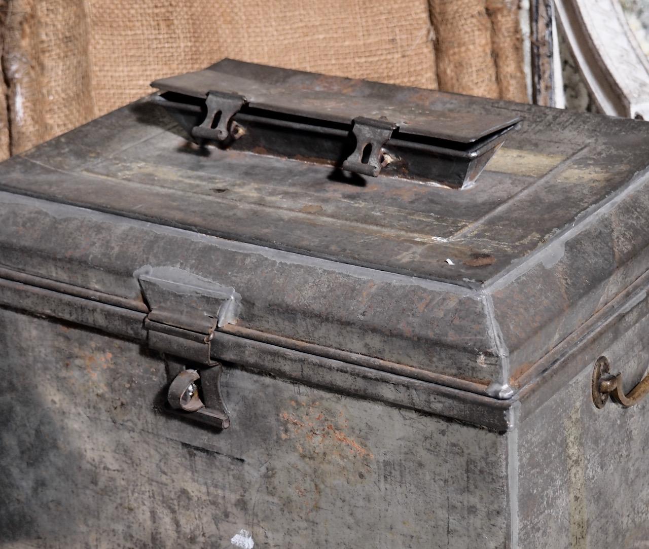 Raffinata urna elettorale svedese in ferro e patina originale, XIX secolo.