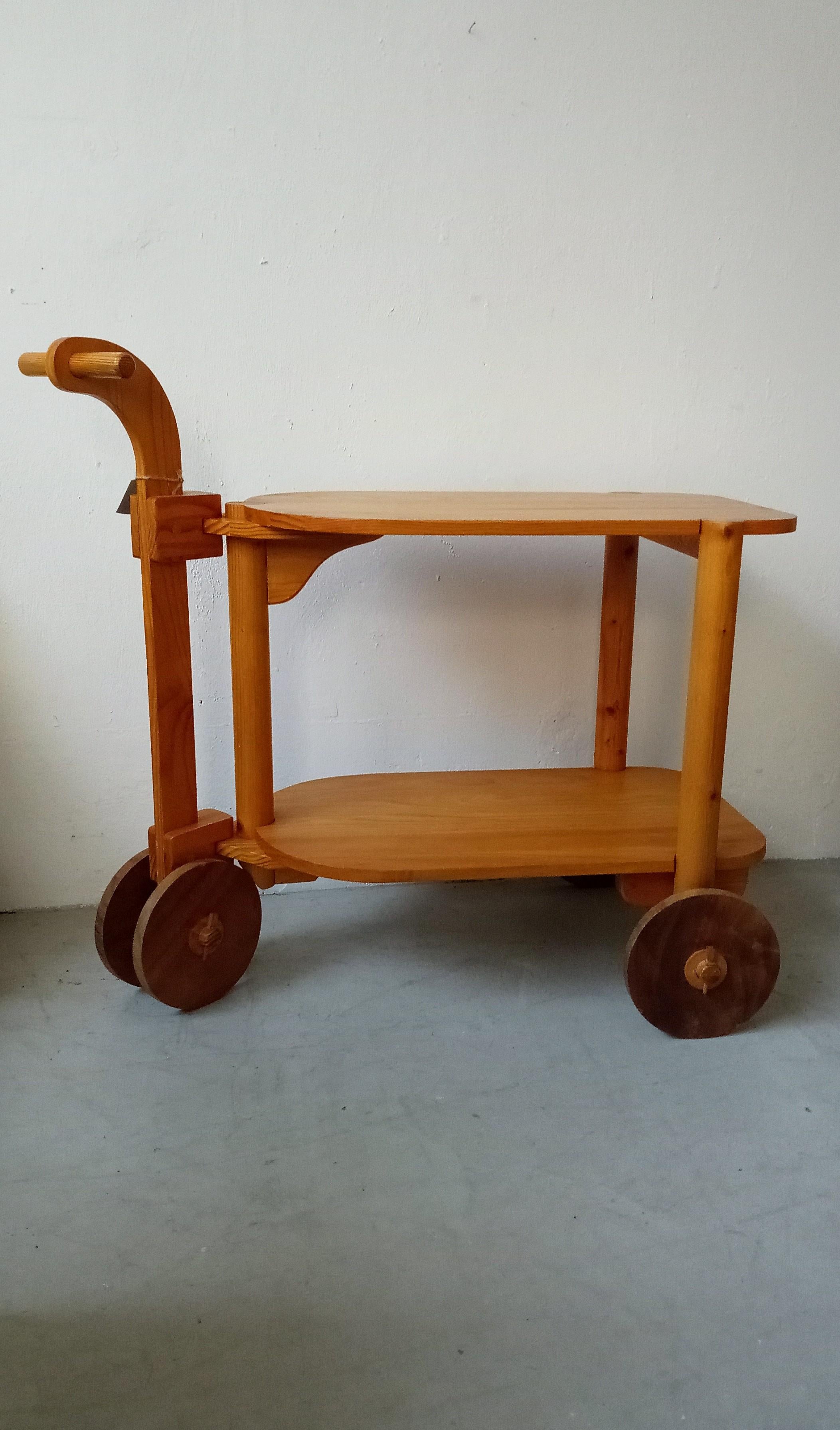 Swedish bar cart in pine from the 70s attr. to Sven Larsson
in good used condition with signs of use and age.
The trolley must disamble for the transport!!!