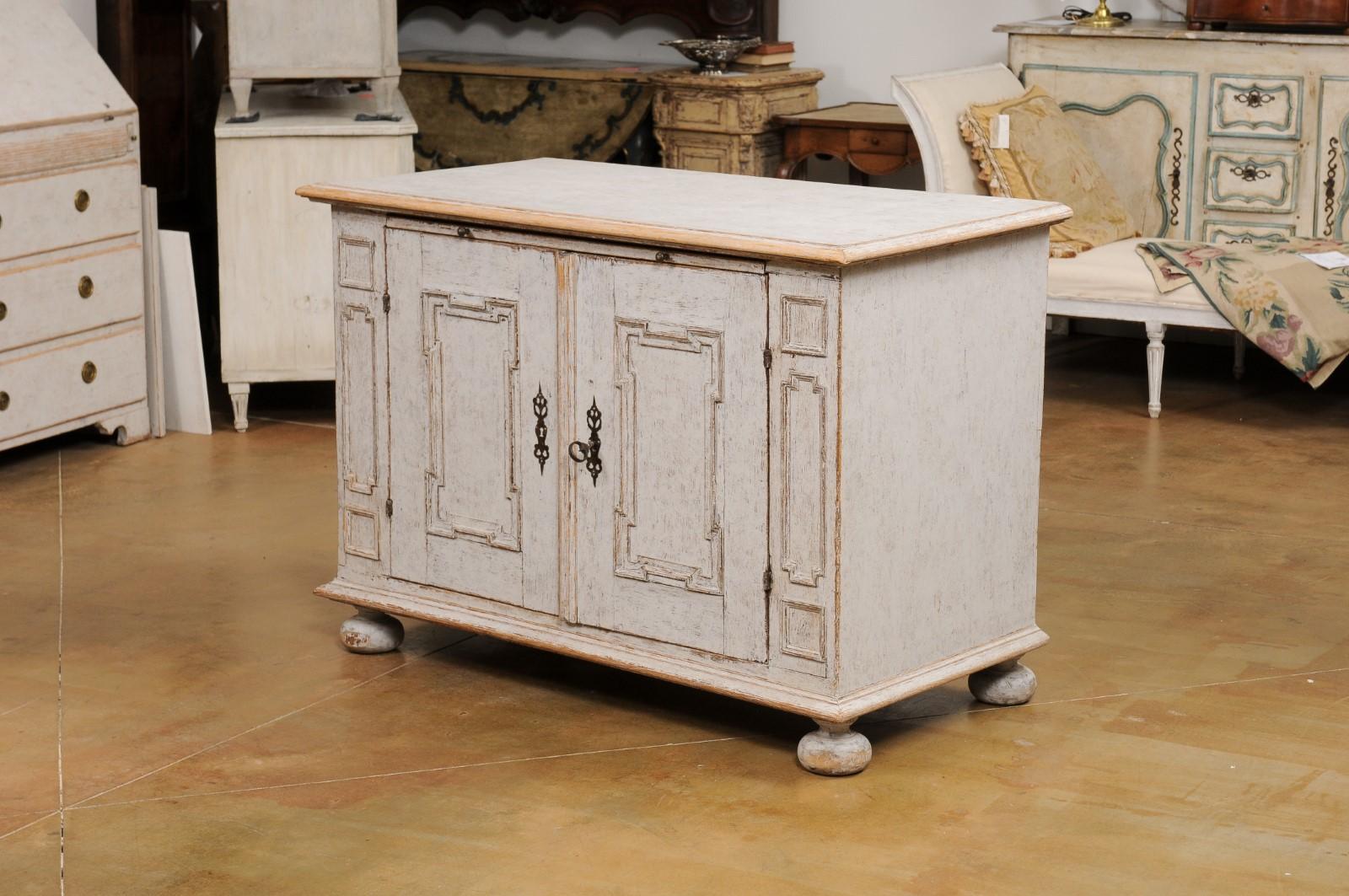 Swedish Baroque, 1740s Painted Buffet with Carved Doors and Pullout Drawer For Sale 7