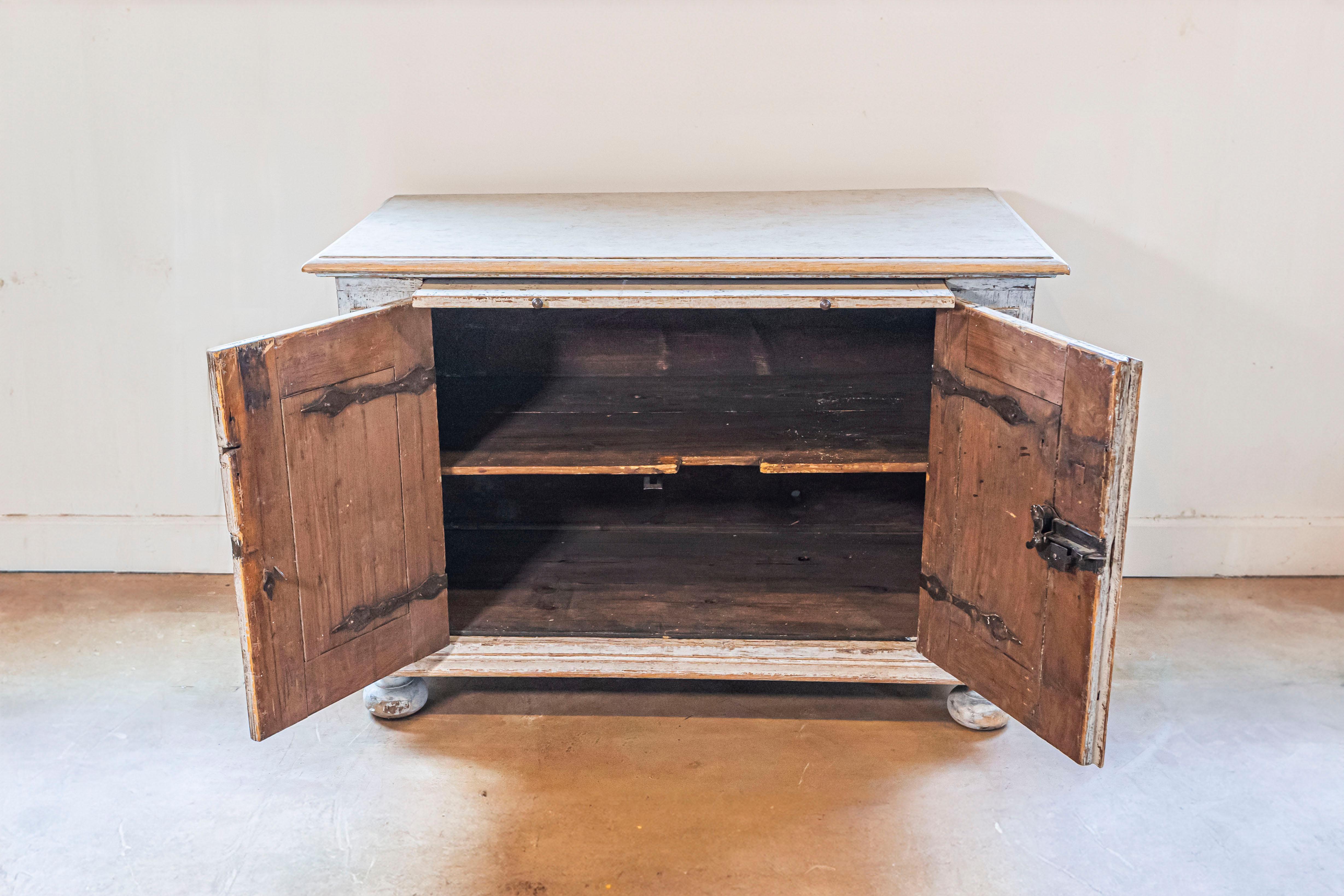 Schwedischer Barock, bemaltes Buffet mit geschnitzten Türen und ausziehbarer Schublade, 1740er Jahre (Geschnitzt) im Angebot