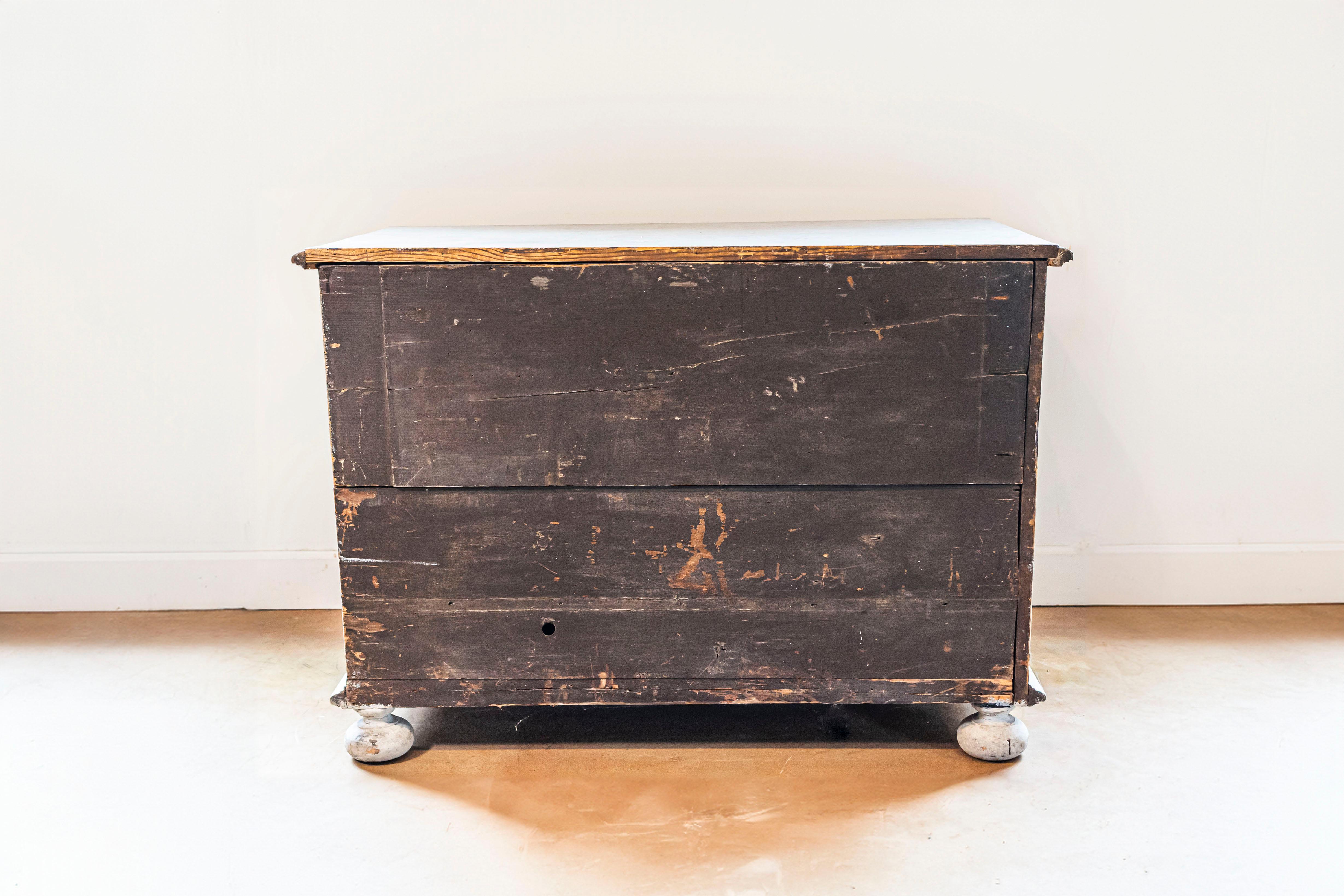 Schwedischer Barock, bemaltes Buffet mit geschnitzten Türen und ausziehbarer Schublade, 1740er Jahre (Holz) im Angebot