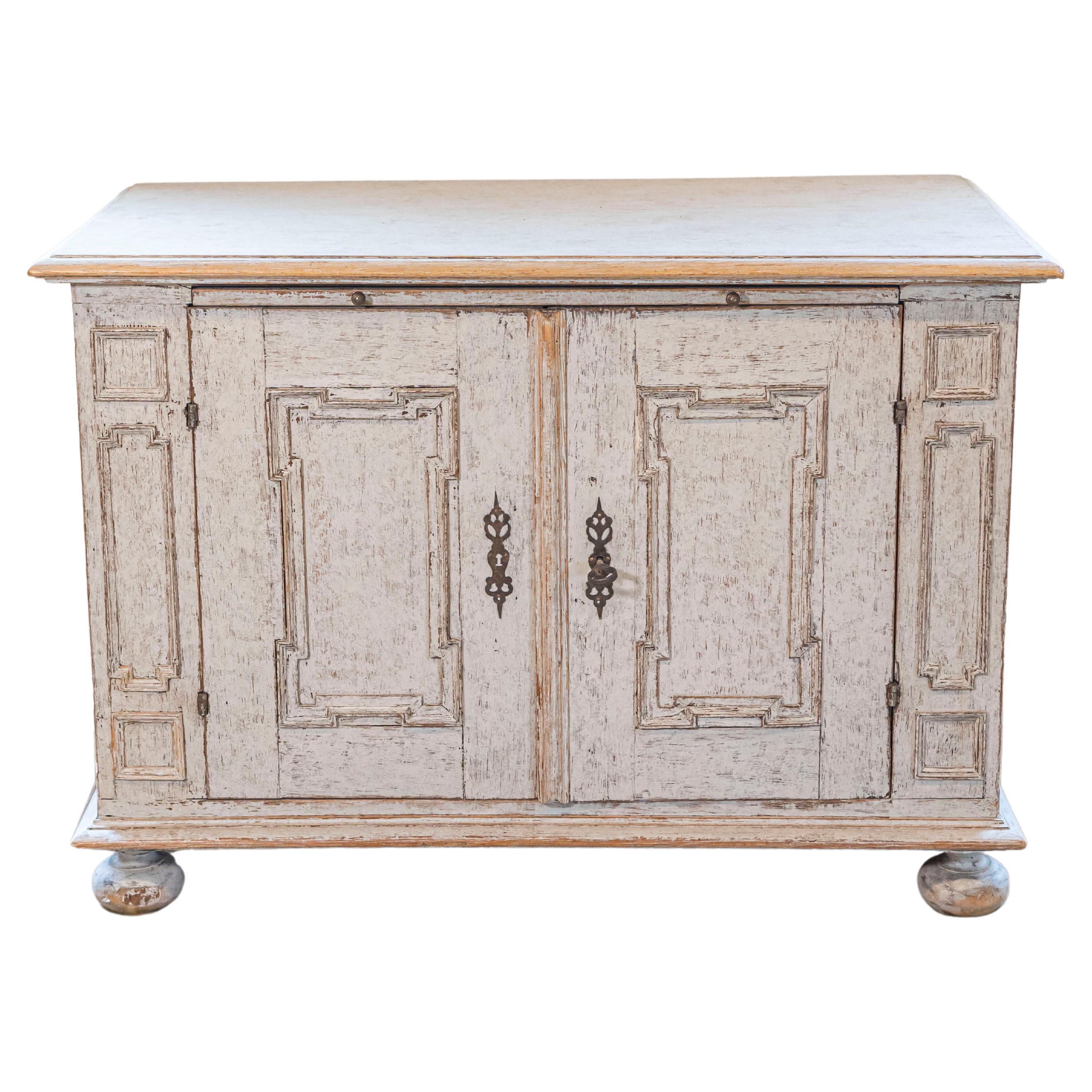 Schwedischer Barock, bemaltes Buffet mit geschnitzten Türen und ausziehbarer Schublade, 1740er Jahre im Angebot