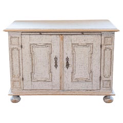 Buffet dipinto in stile barocco svedese del 1740 con ante intagliate e cassetto estraibile