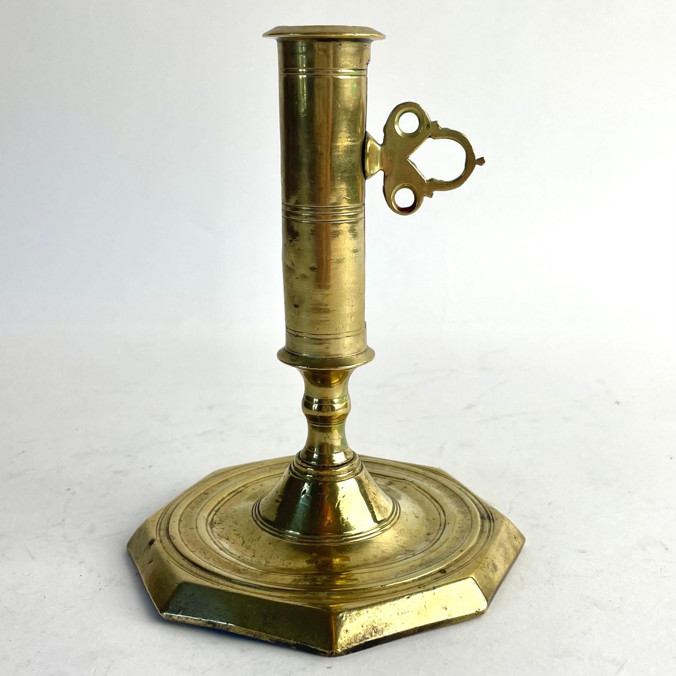 
Chandelier de bureau suédois baroque en laiton, début du 18e siècle

Élégant et fonctionnel chandelier de bureau suédois du début du XVIIIe siècle en laiton, fabriqué à l'époque baroque. Cette pièce rare est dotée d'un mécanisme à vis réglable,