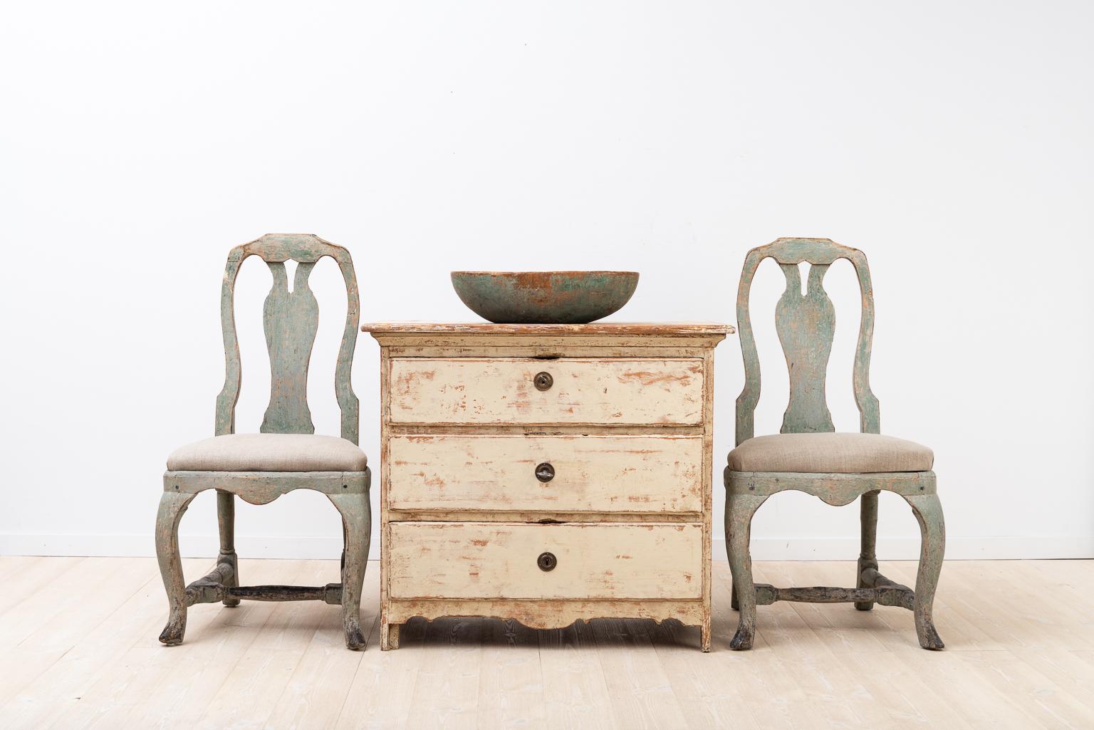 Small charming bureau in baroque manufactured during the mid-1700s in northern Sweden. The bureau has three drawers and original working locks and keys. Moreover, the bureau has one unusual detail. There is a small, narrow secret drawer hidden