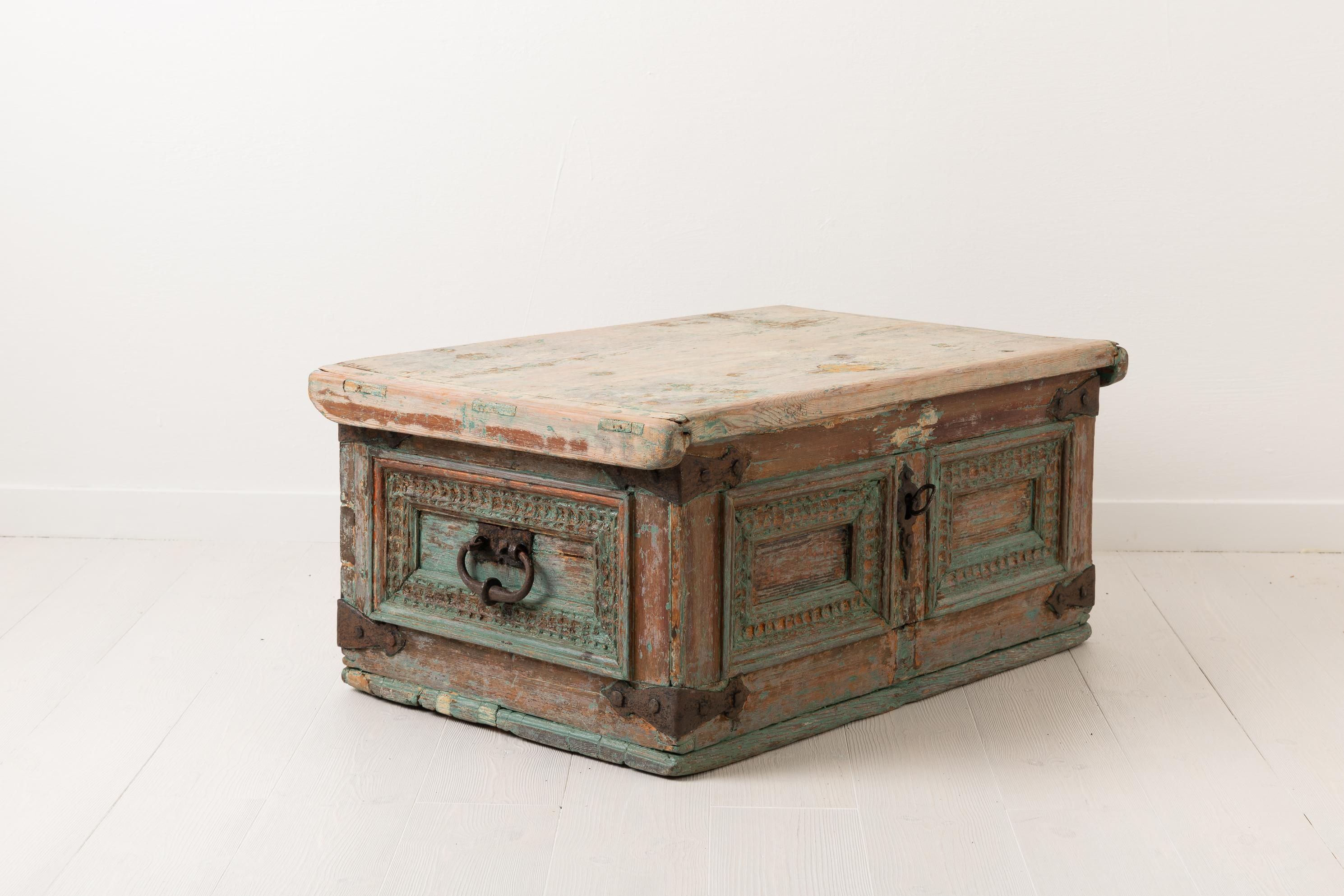 Swedish Baroque Chest from the Mid-1700s In Good Condition In Kramfors, SE