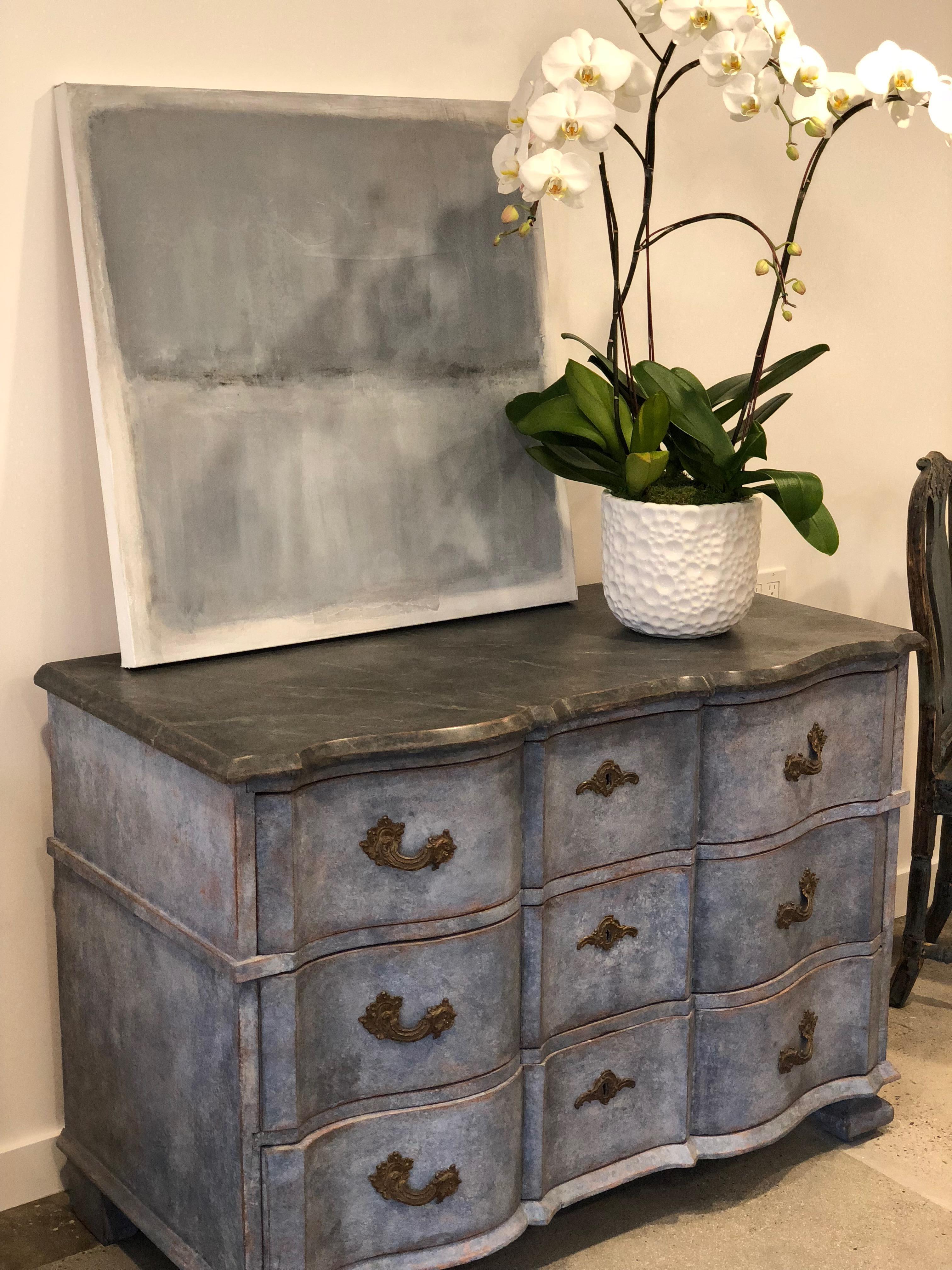 Swedish Baroque Chest with Faux Marble-Top and Serpentine Drawers (Barock) im Angebot