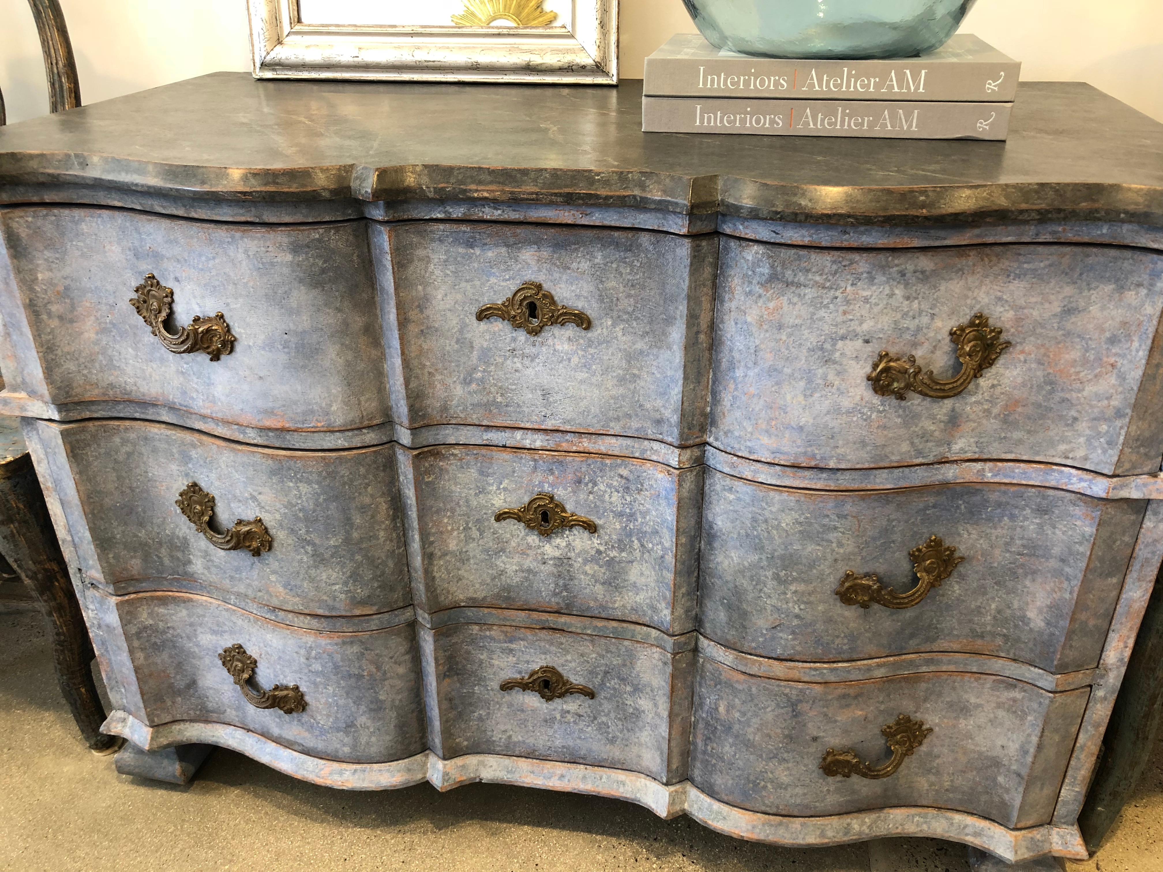 Swedish Baroque Chest with Faux Marble-Top and Serpentine Drawers (Schwedisch) im Angebot