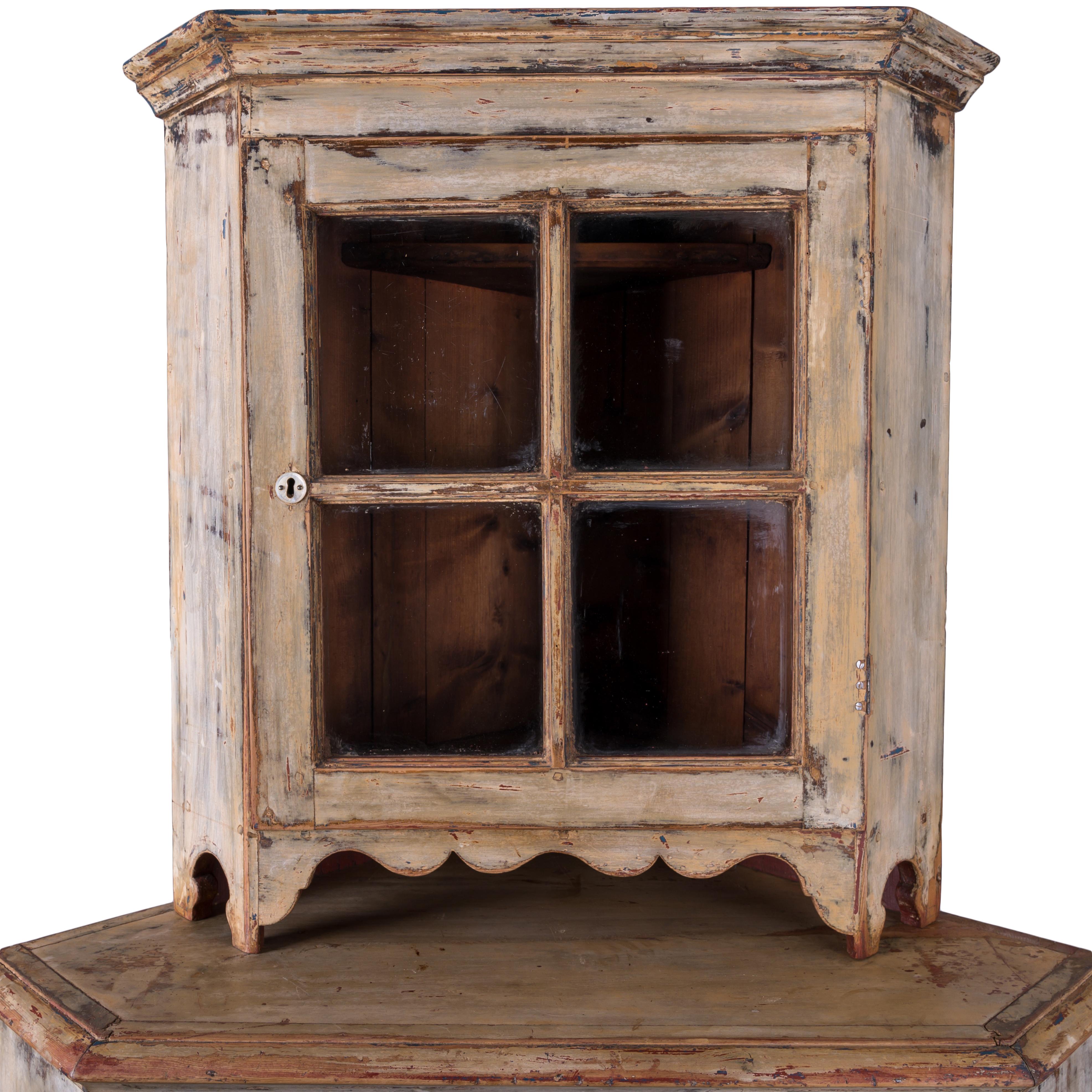 Swedish Baroque Corner Cupboard, c.18th Century In Good Condition For Sale In Savannah, GA