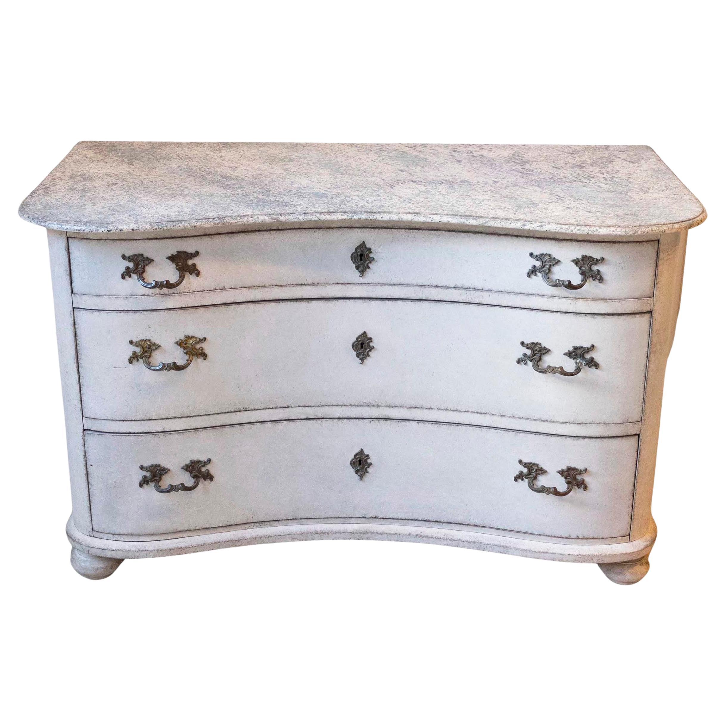 Cassettone a tre cassetti in stile barocco svedese del XIX secolo, grigio, con fronte a serpentina