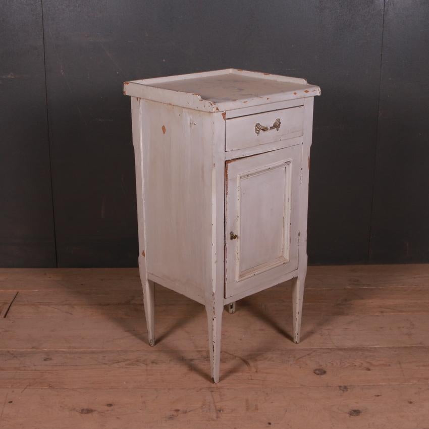19th century Swedish painted bedside cupboard, 1890.

Dimensions:
16 inches (41 cms) wide
14.5 inches (37 cms) deep
32 inches (81 cms) high.