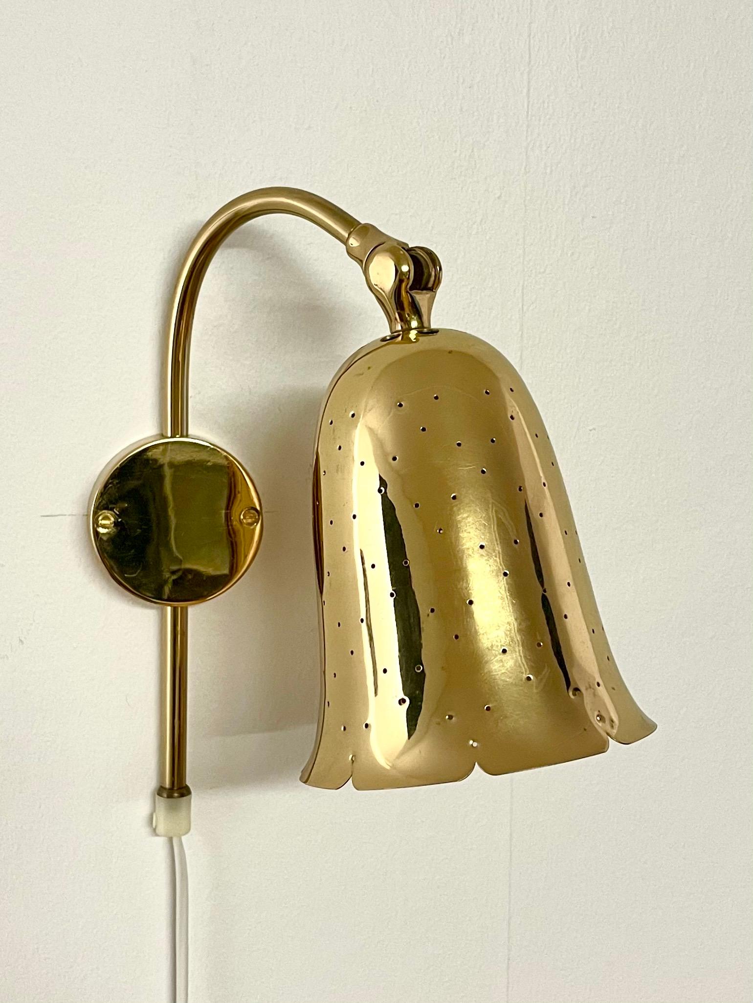 Dies ist die schwedische Wandleuchte Nr. 6972 von Boréns Aktiebolag in Borås. 
Sie hat einen glockenförmigen Schirm mit einem perforierten Muster. Im Dunkeln erzeugt das Licht, das aus den winzigen gestanzten Löchern scheint, ein schönes,