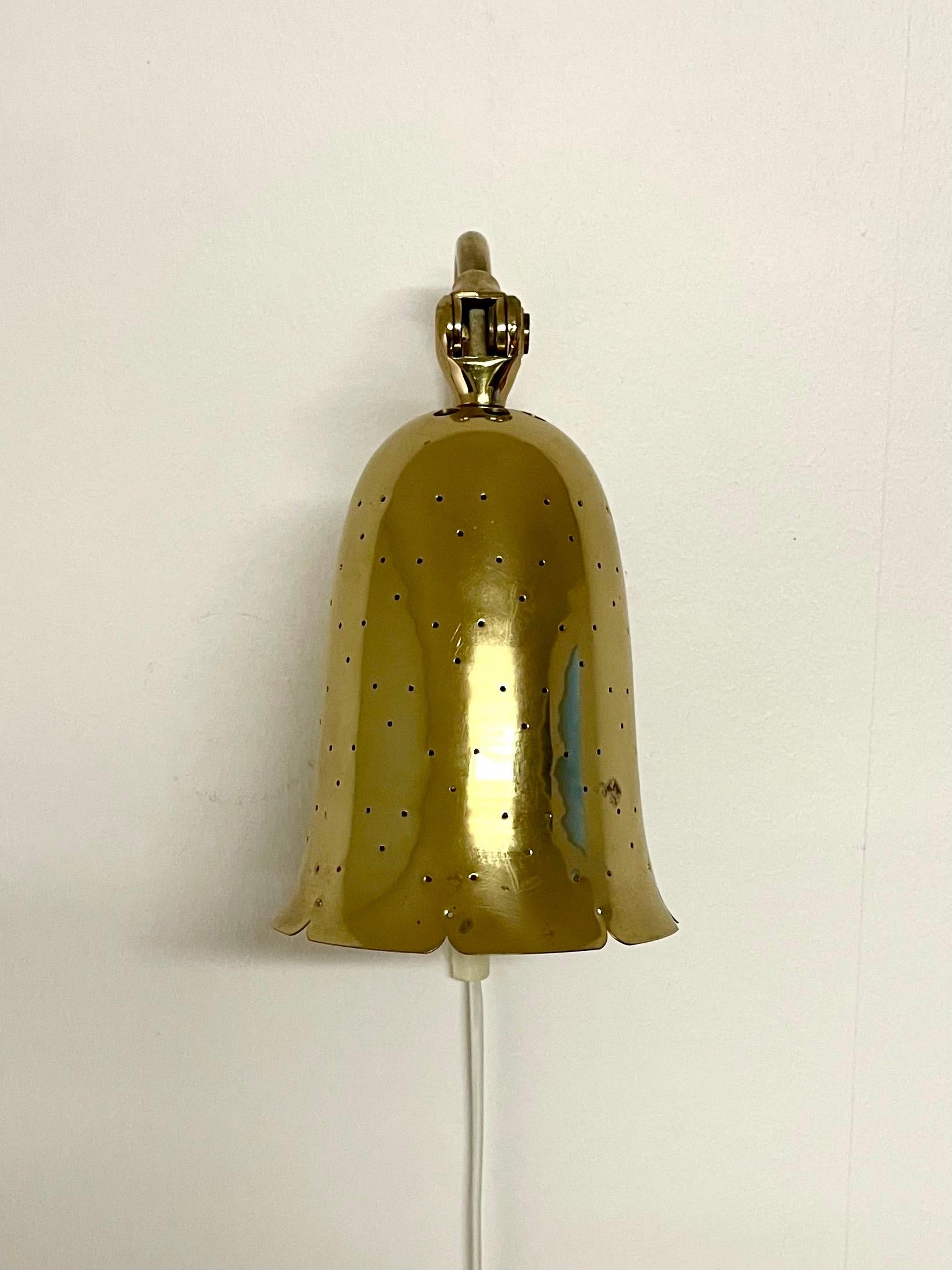 Schwedische Glockenförmige gelochte Wandlampe Nr. 6972 aus Messing von Boréns in Borås (Skandinavische Moderne) im Angebot