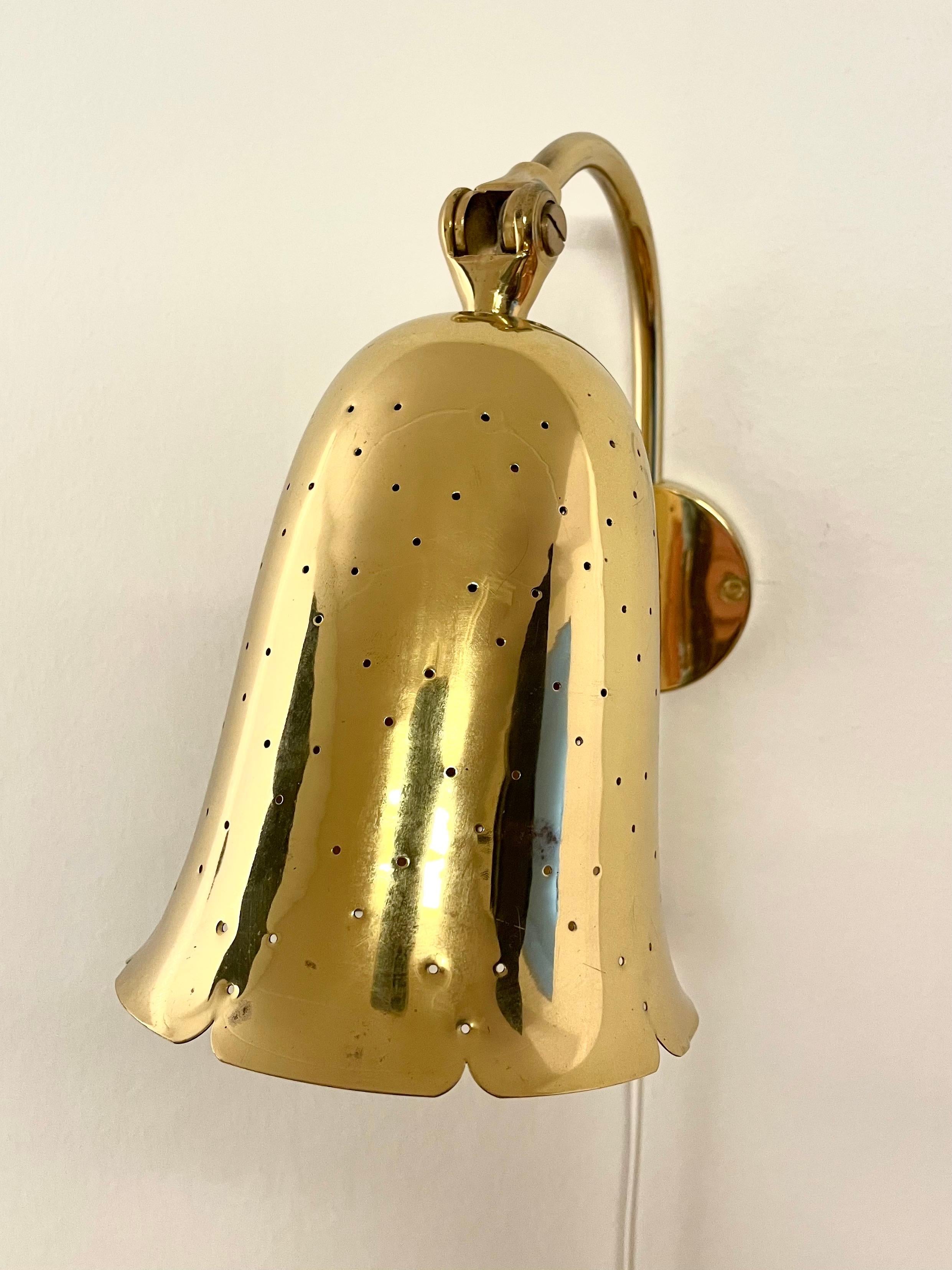 Schwedische Glockenförmige gelochte Wandlampe Nr. 6972 aus Messing von Boréns in Borås (Gepresst) im Angebot