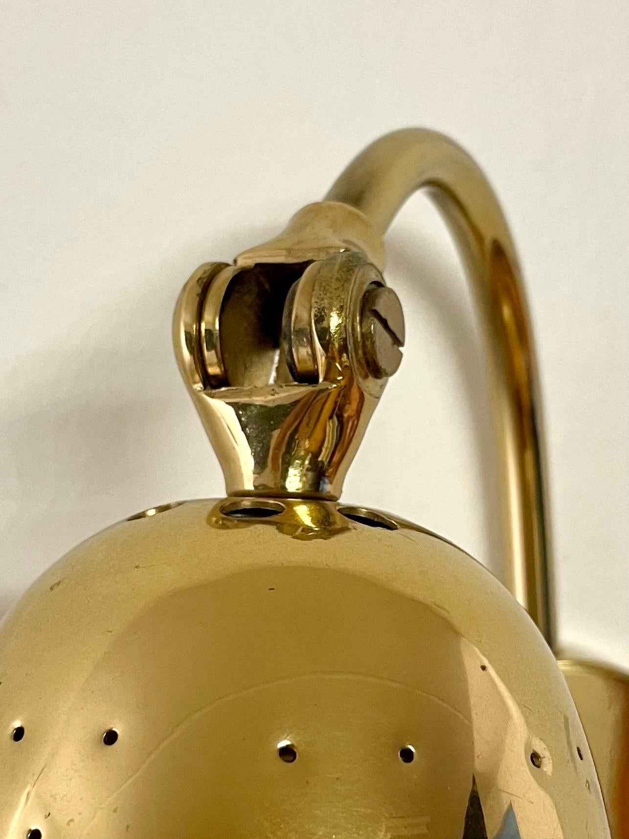 Schwedische Glockenförmige gelochte Wandlampe Nr. 6972 aus Messing von Boréns in Borås im Zustand „Gut“ im Angebot in Örebro, SE