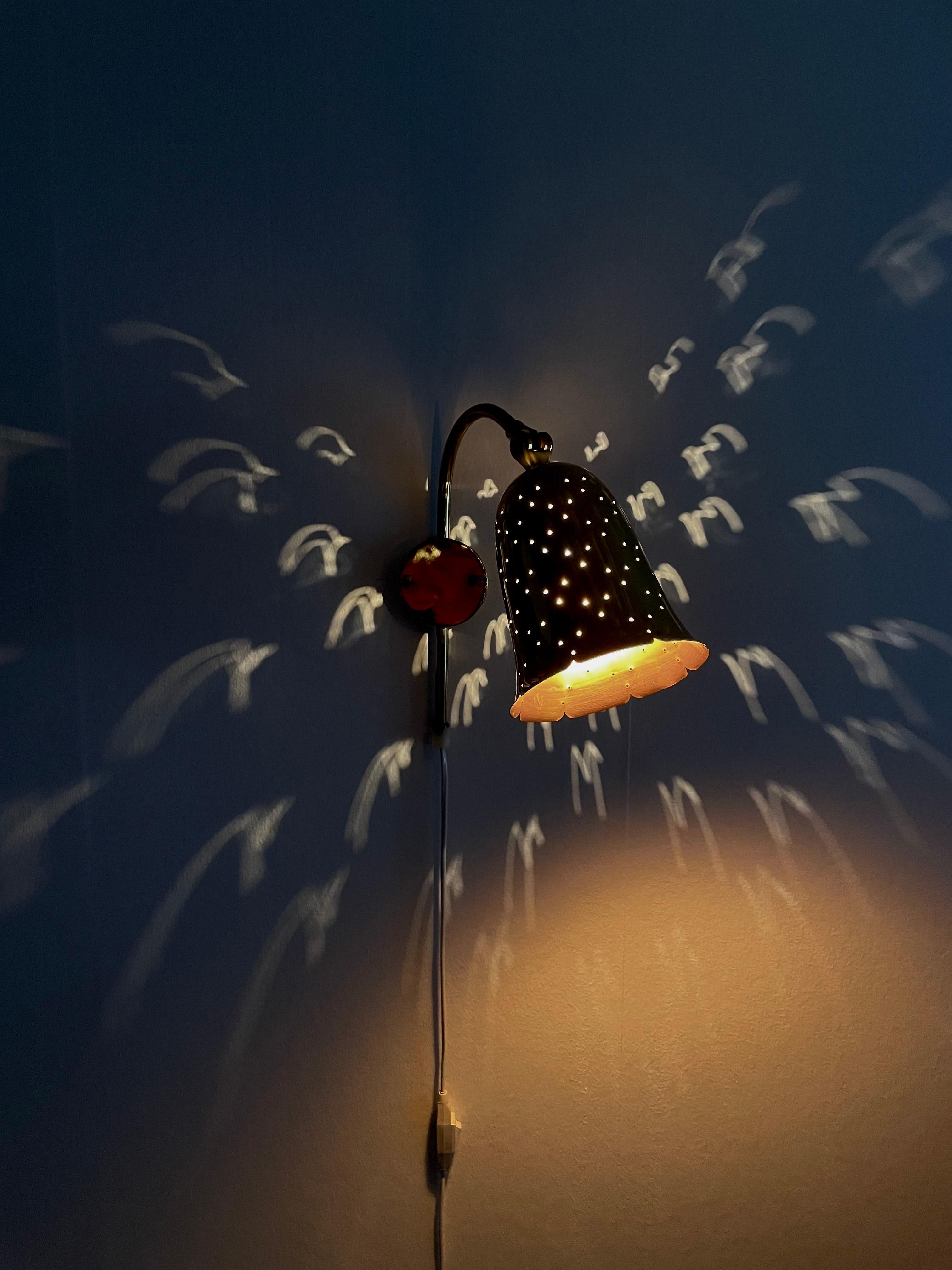 Schwedische Glockenförmige gelochte Wandlampe Nr. 6972 aus Messing von Boréns in Borås im Angebot 2