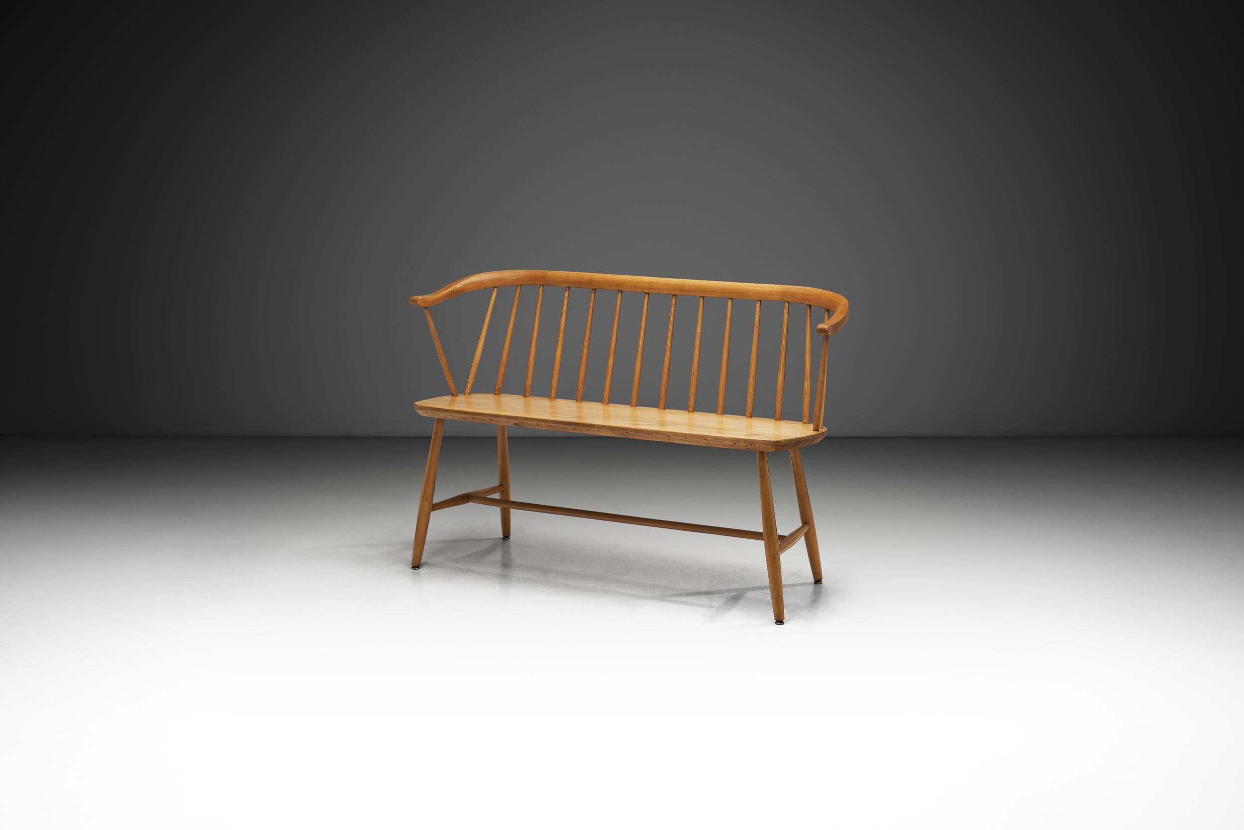 Les designers suédois et scandinaves du XXe siècle se sont souvent inspirés de la beauté du monde naturel, ce qui s'est traduit par l'utilisation d'éléments organiques dans les espaces intérieurs. Ce banc en est un parfait exemple, car il incarne